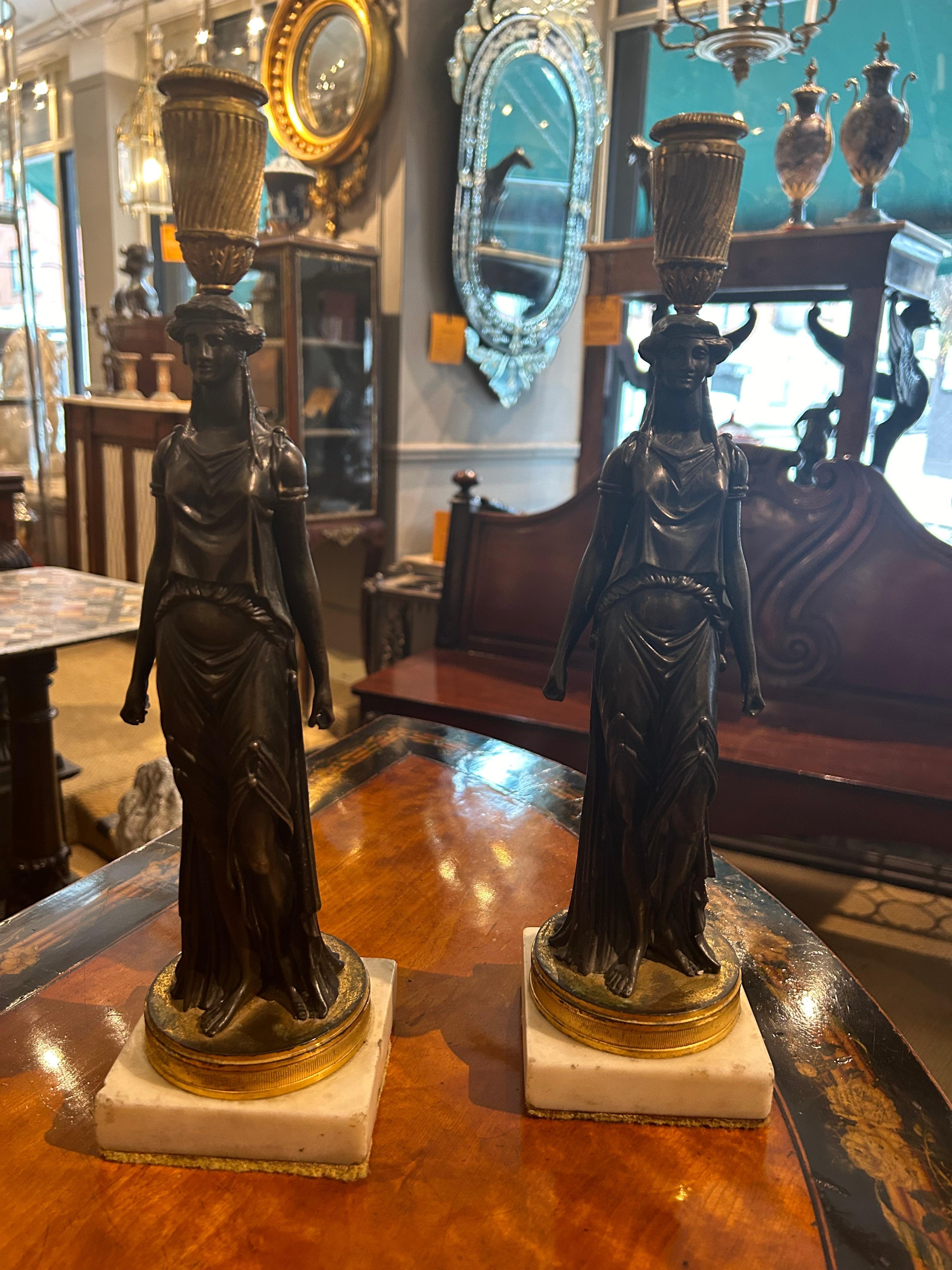 Paar Regency-Kerzenständer aus dem 19. Jahrhundert in der Art von William Kent (Englisch) im Angebot