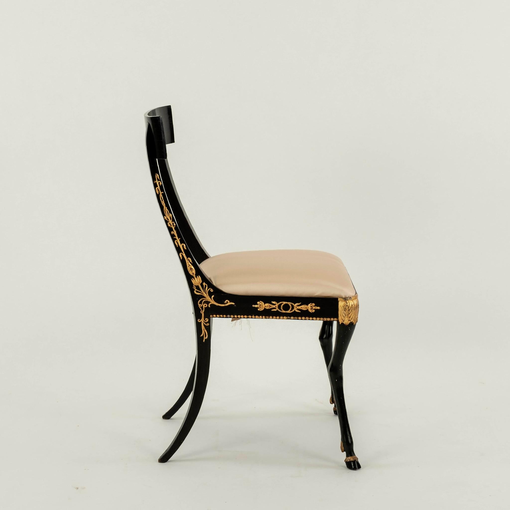Paar Regency Klismos-Stühle mit Kapuze aus dem 19. Jahrhundert (Englisch) im Angebot
