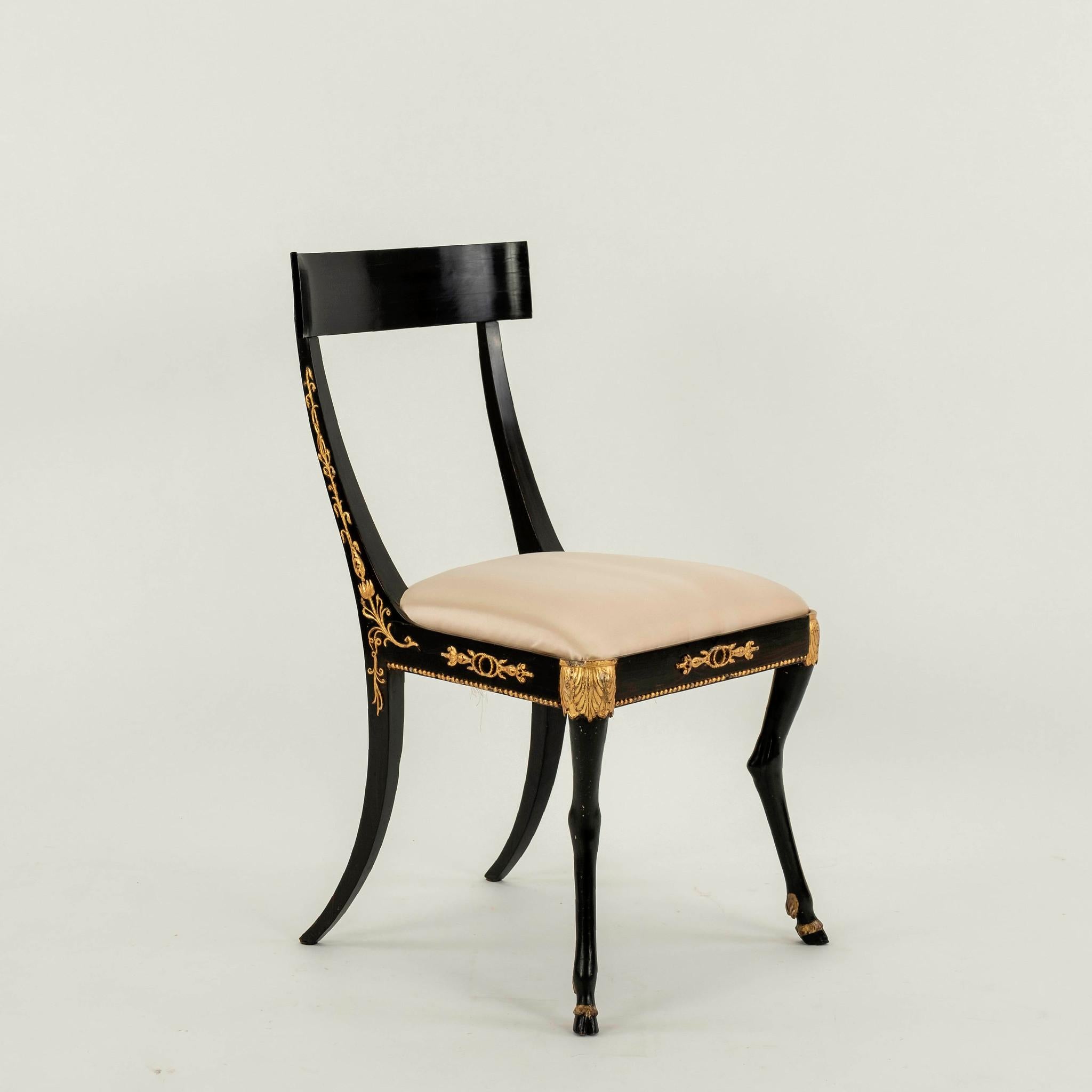 Paar Regency Klismos-Stühle mit Kapuze aus dem 19. Jahrhundert (Handgeschnitzt) im Angebot