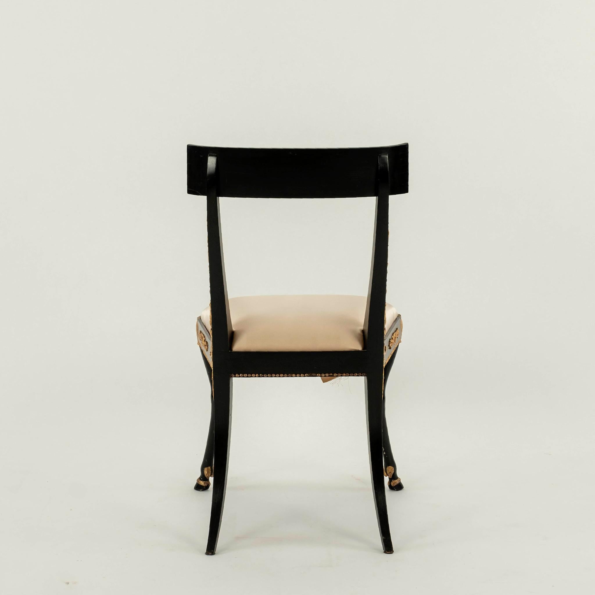 Paar Regency Klismos-Stühle mit Kapuze aus dem 19. Jahrhundert im Zustand „Gut“ im Angebot in Houston, TX