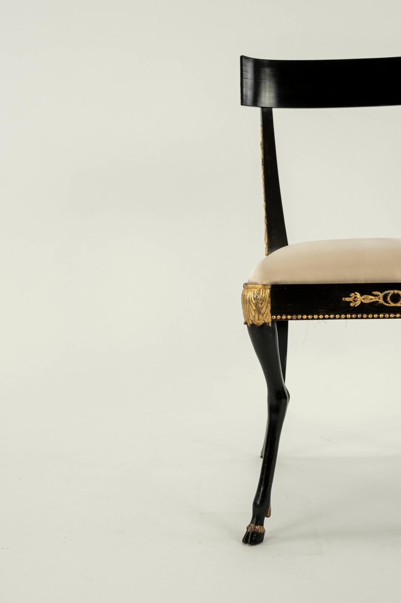 Paar Regency Klismos-Stühle mit Kapuze aus dem 19. Jahrhundert (Seide) im Angebot