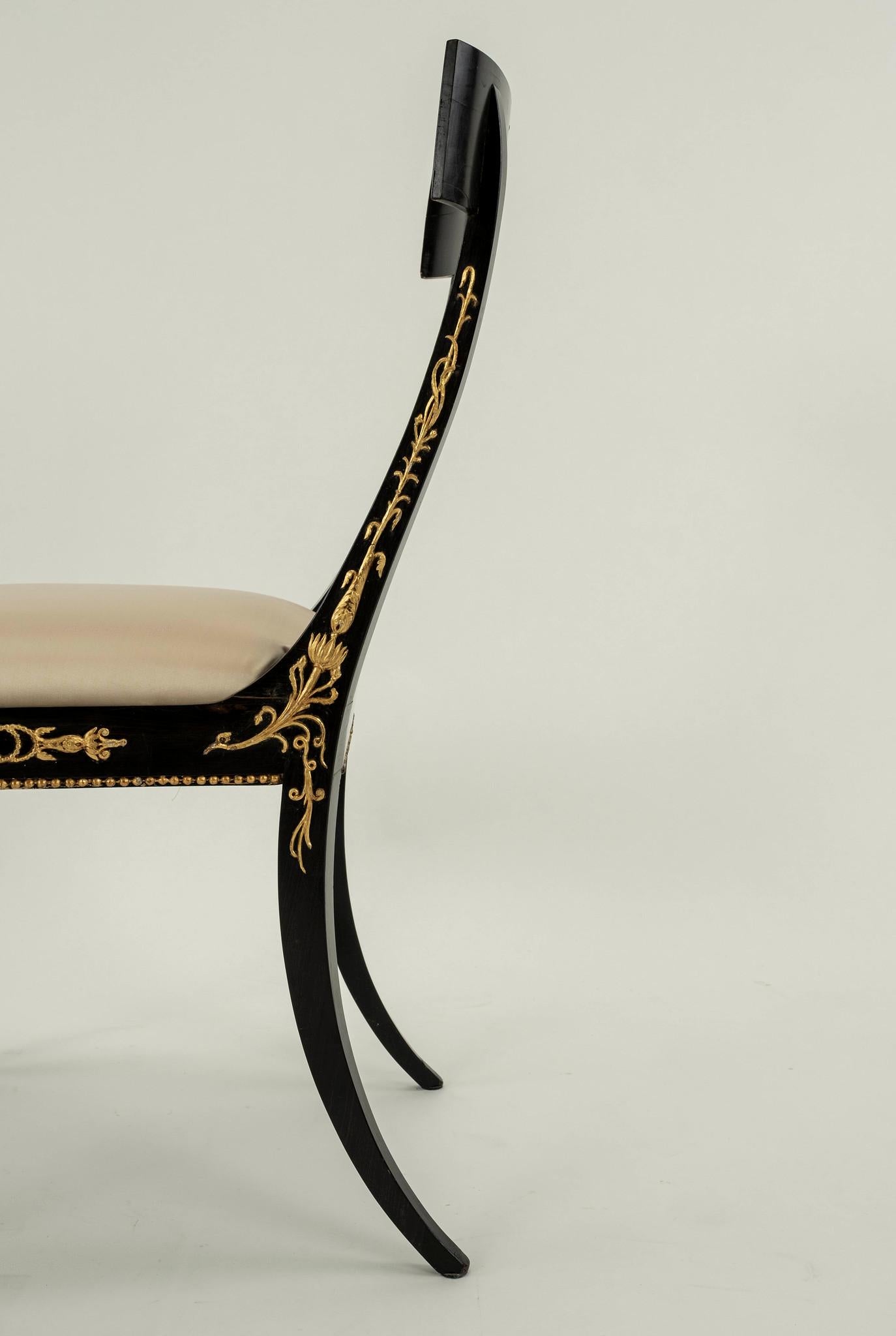 Paar Regency Klismos-Stühle mit Kapuze aus dem 19. Jahrhundert im Angebot 1