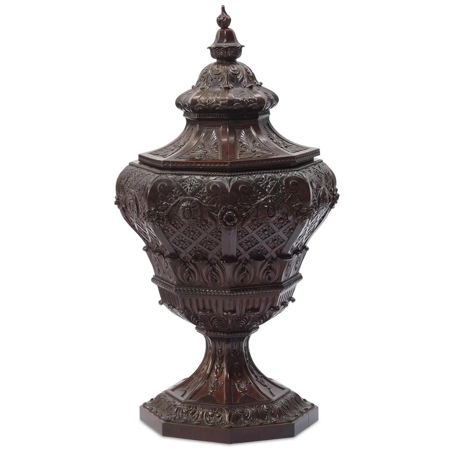 Britannique Paire d'urnes à cellarette ou rafraîchisseurs à vin en acajou sculpté de style Regency du 19e siècle en vente