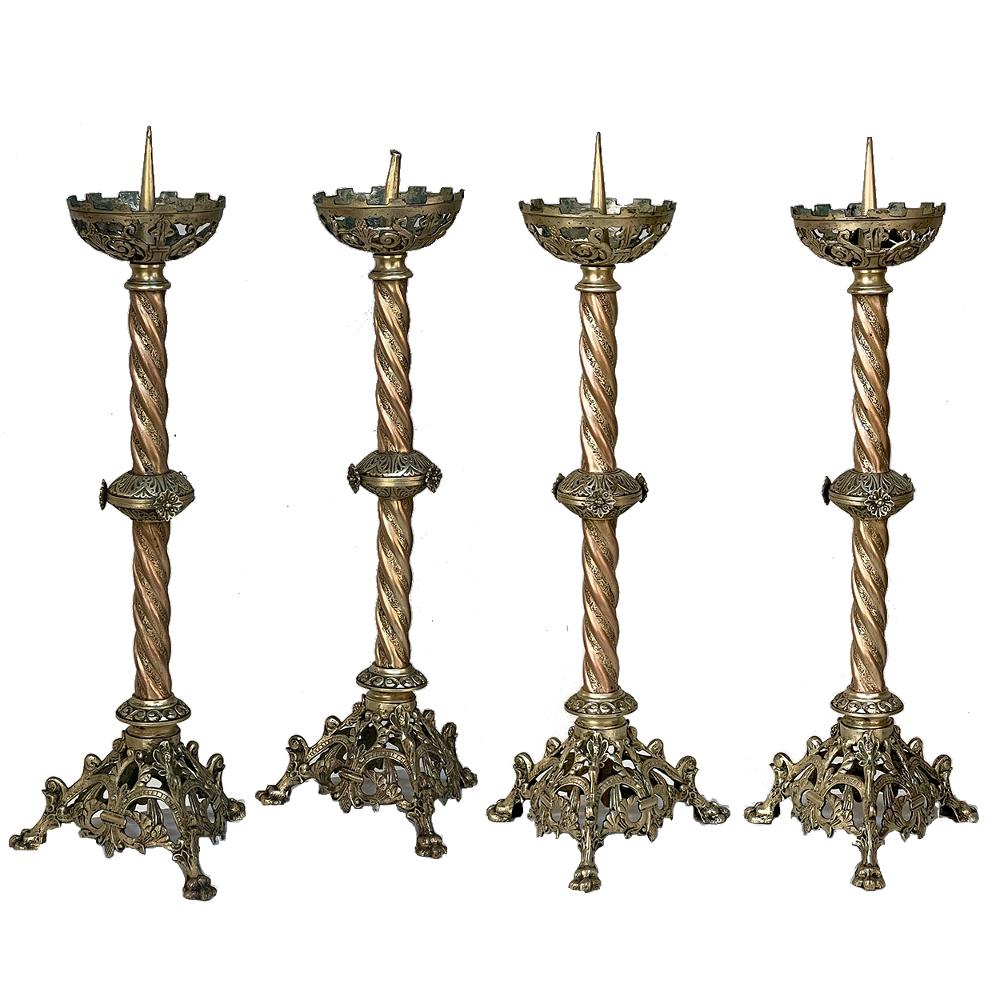 Cette paire de chandeliers en bronze de style Renaissance du XIXe siècle est un merveilleux exemple de la transition entre l'ancien style gothique et la Renaissance florissante, avec sa célébration de la vie et de toute la création, ainsi que de