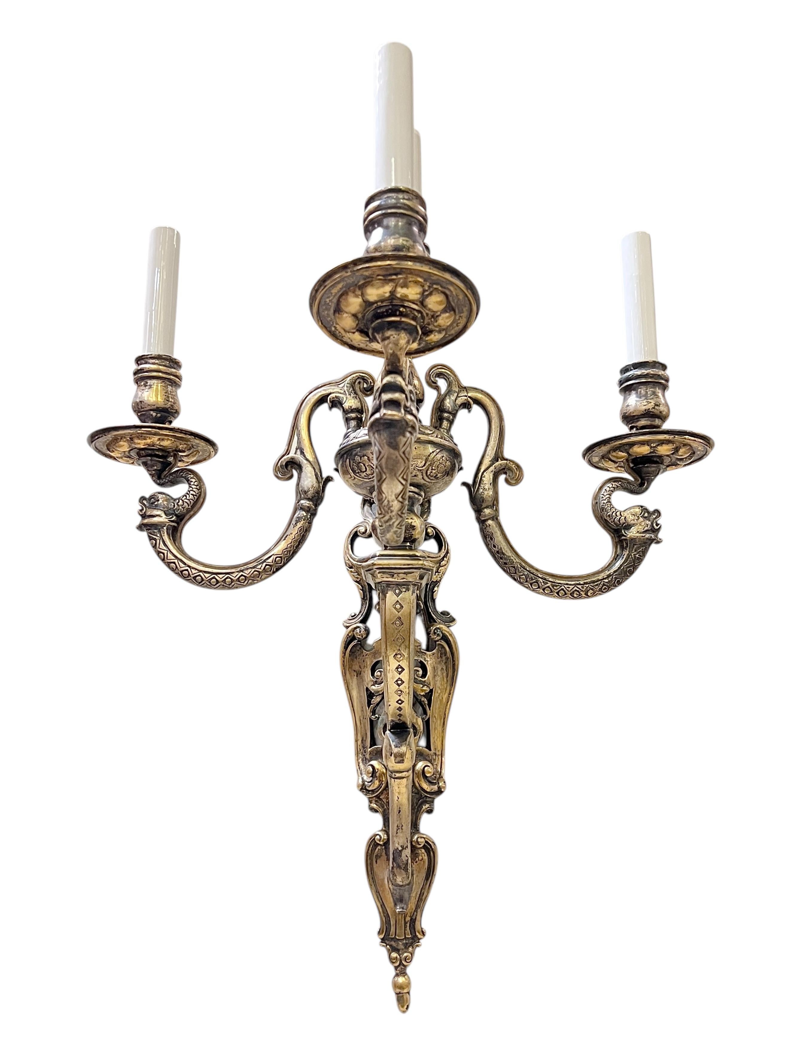 Néo-Renaissance Paire d'appliques à 4 lumières en bronze argenté de style néo-Renaissance du 19ème siècle en vente