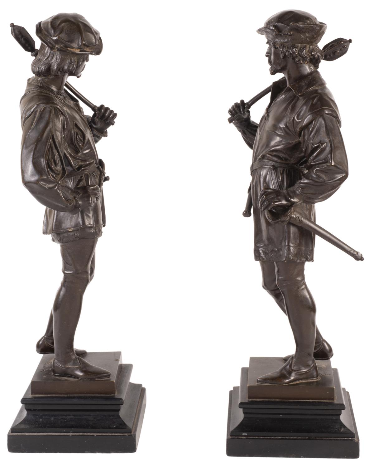 Paire d'agréables statues de bronze françaises du XIXe siècle représentant des chasseurs de style Renaissance, signées. Guillot (français, 1865-1911).