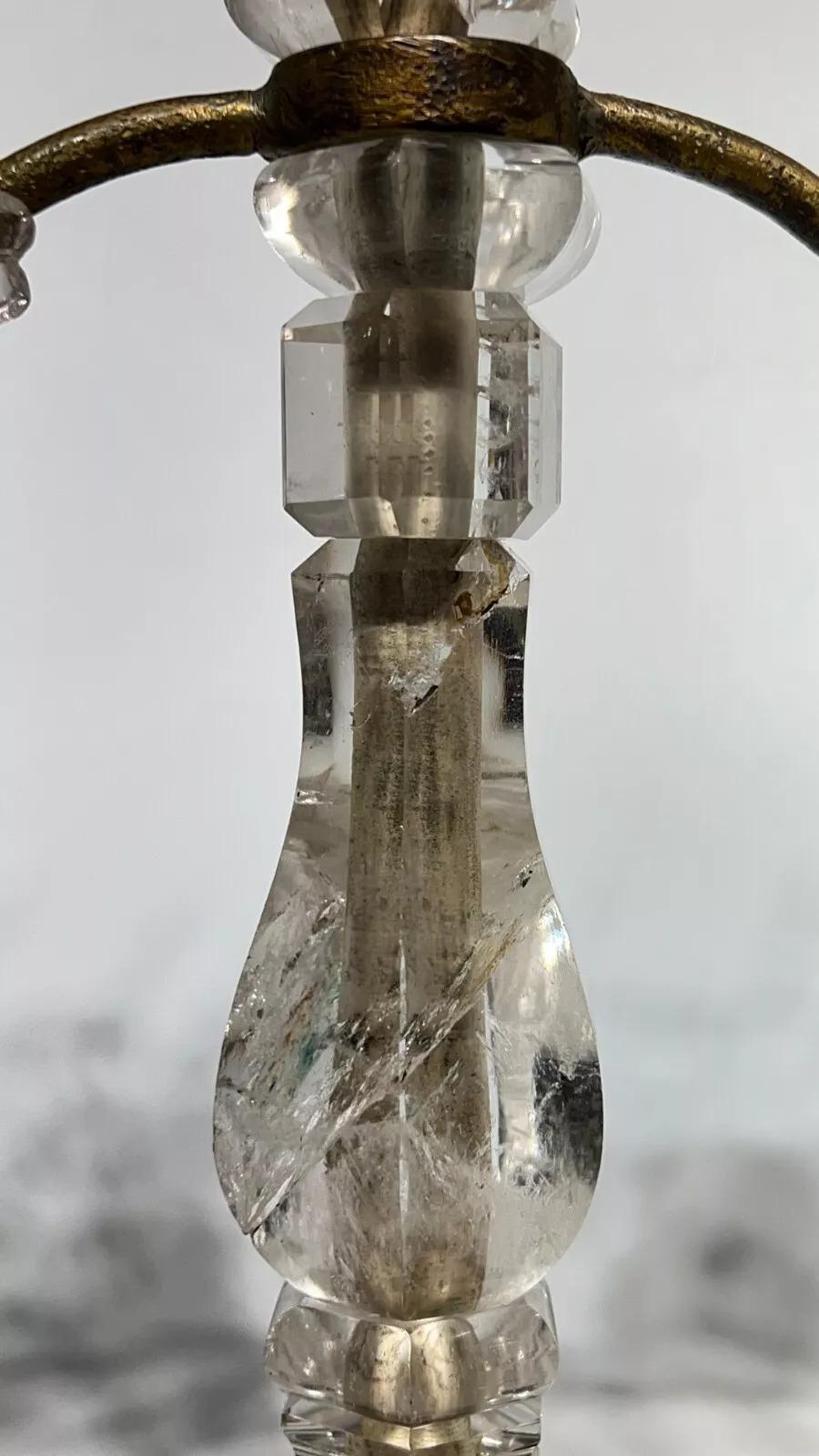 Intagliato Coppia di candelabri a due luci in cristallo di rocca e bronzo del XIX secolo in vendita