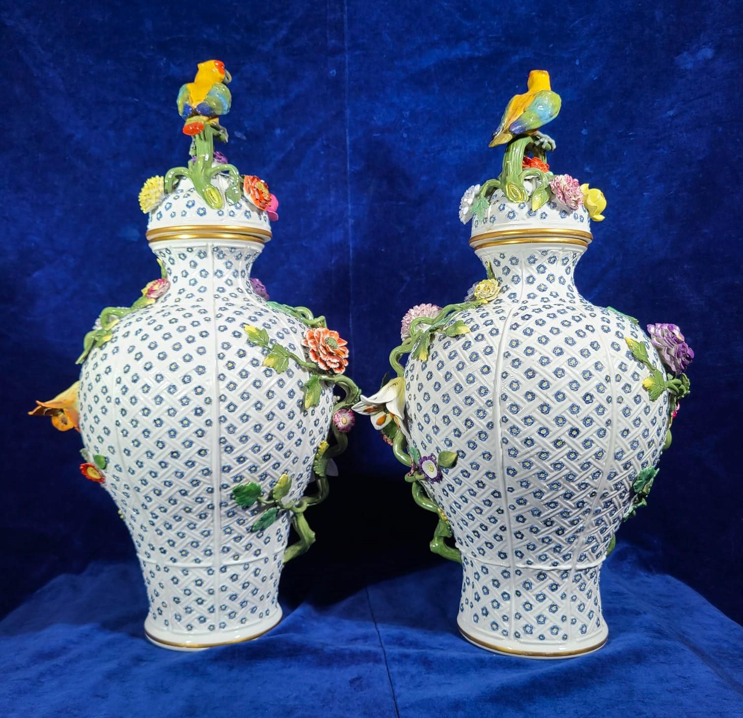 Rococo Paire de vases à couvercle pour perroquets et fleurs en porcelaine de Meissen de style rococo du 19ème siècle en vente