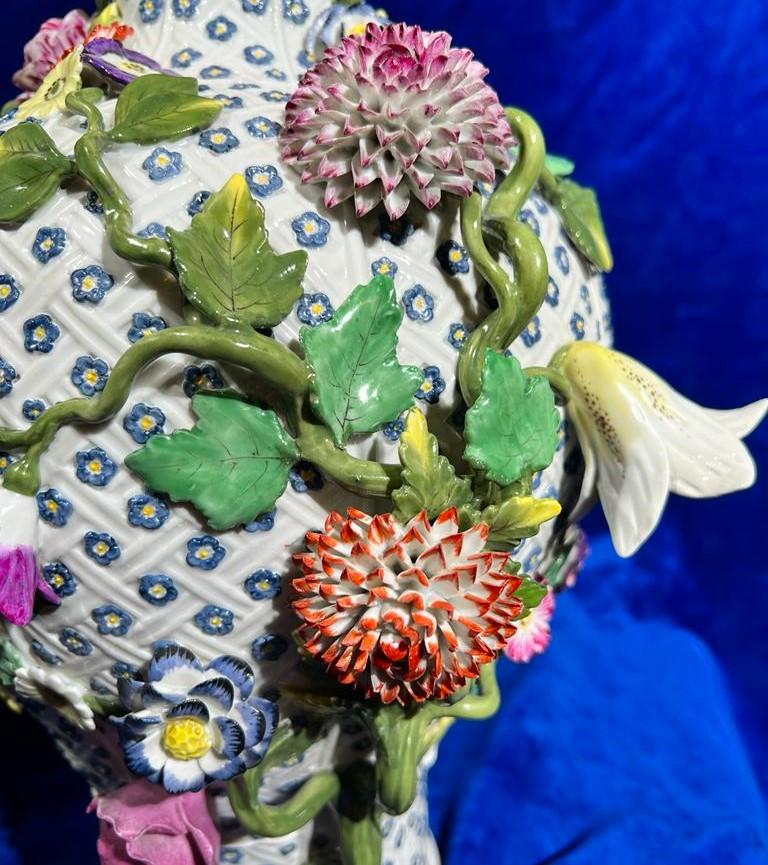 Paire de vases à couvercle pour perroquets et fleurs en porcelaine de Meissen de style rococo du 19ème siècle Bon état - En vente à New York, NY
