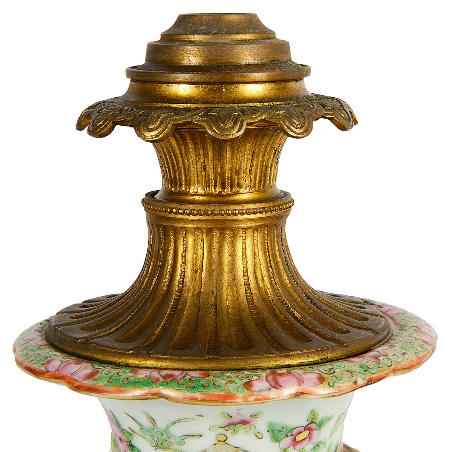 Ein Paar Ormolu-Vasen/Lampen mit Rosenmedaillon aus dem 19. (Chinesischer Export) im Angebot