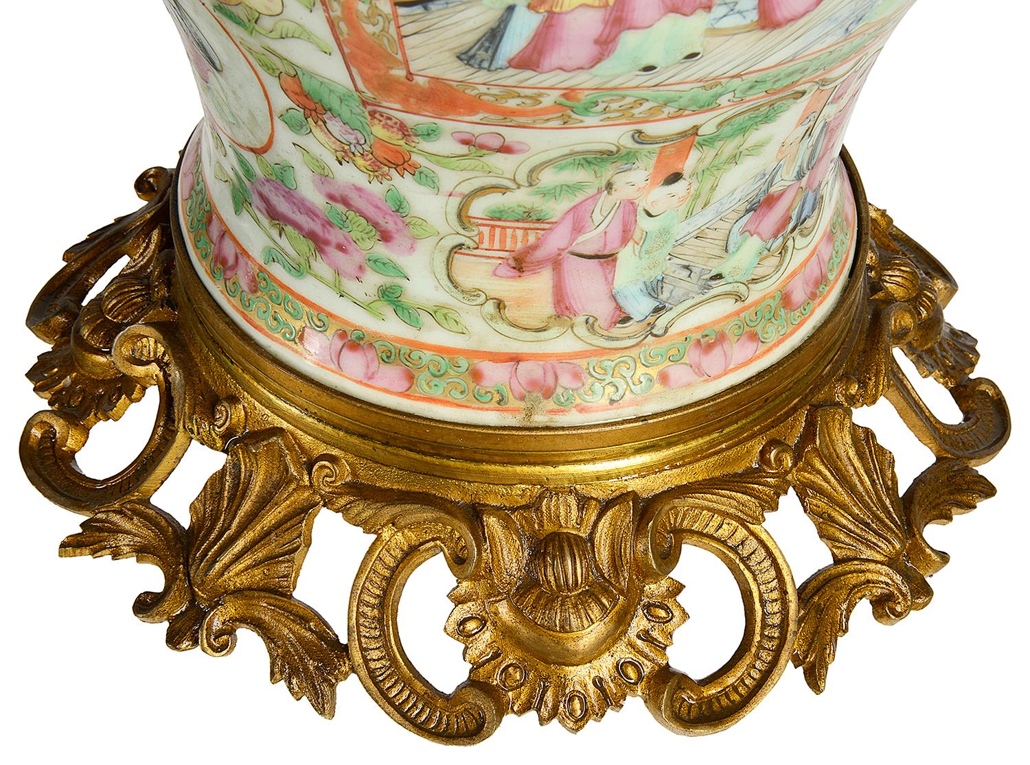 Ein Paar Ormolu-Vasen/Lampen mit Rosenmedaillon aus dem 19. (19. Jahrhundert) im Angebot