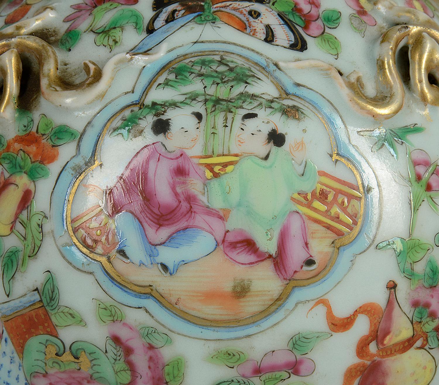 Ein Paar Ormolu-Vasen/Lampen mit Rosenmedaillon aus dem 19. im Angebot 1