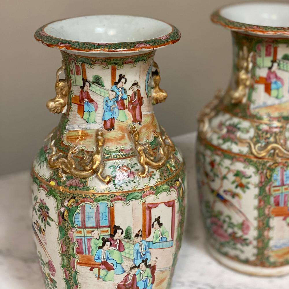Paire de vases en porcelaine à médaillons de roses du 19ème siècle en vente 2