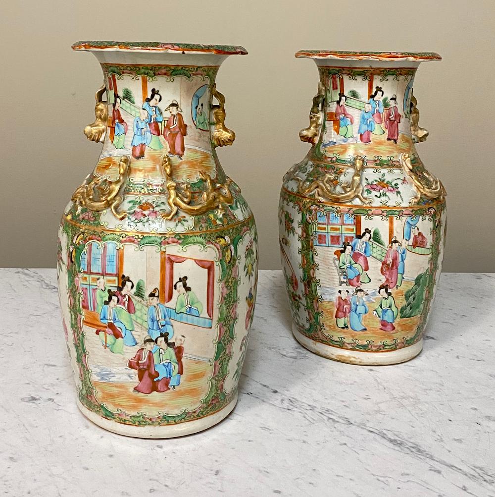 Japonais Paire de vases en porcelaine à médaillons de roses du 19ème siècle en vente