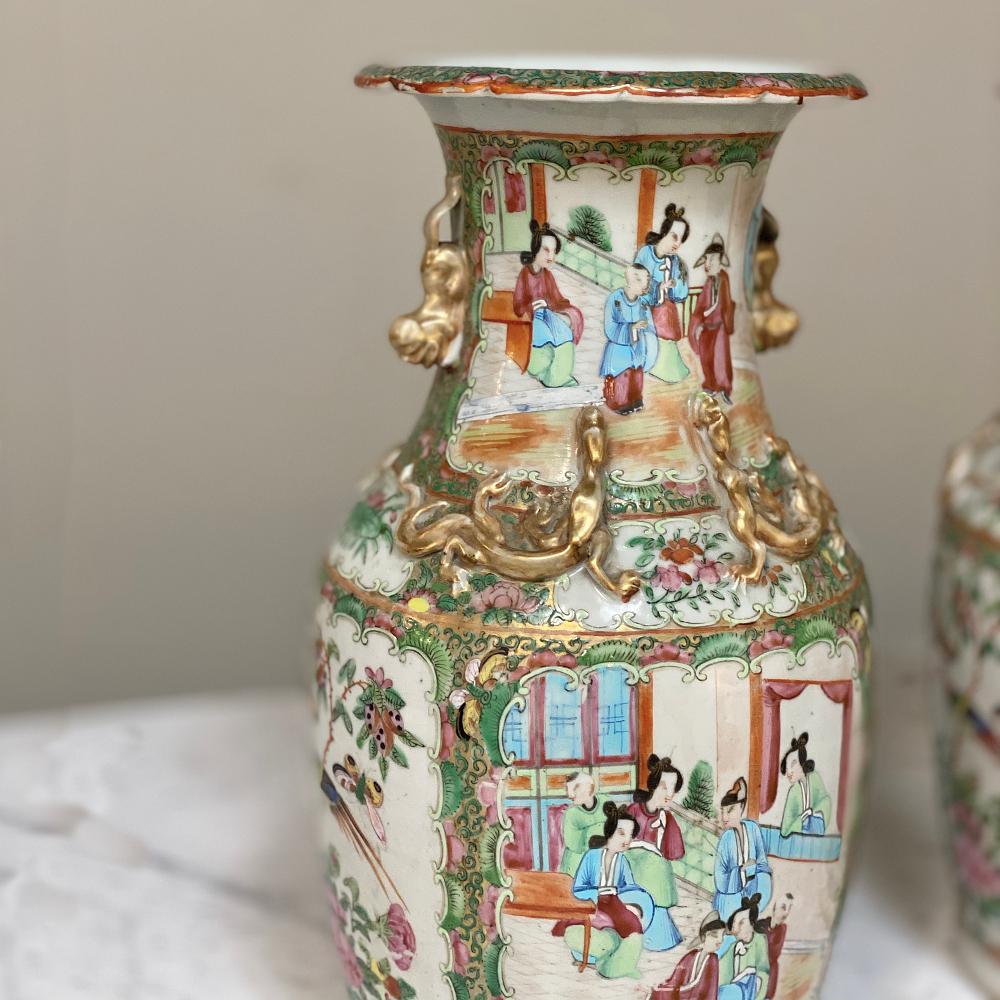 Céramique Paire de vases en porcelaine à médaillons de roses du 19ème siècle en vente