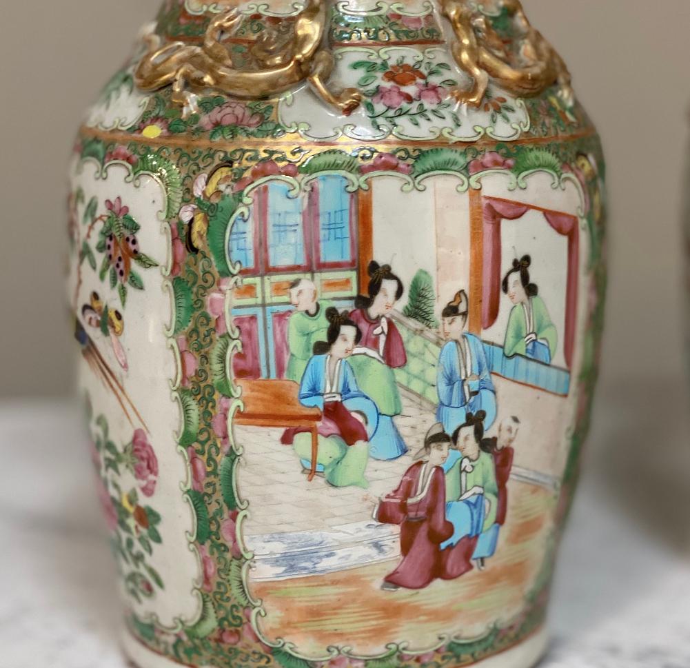 Paire de vases en porcelaine à médaillons de roses du 19ème siècle en vente 1