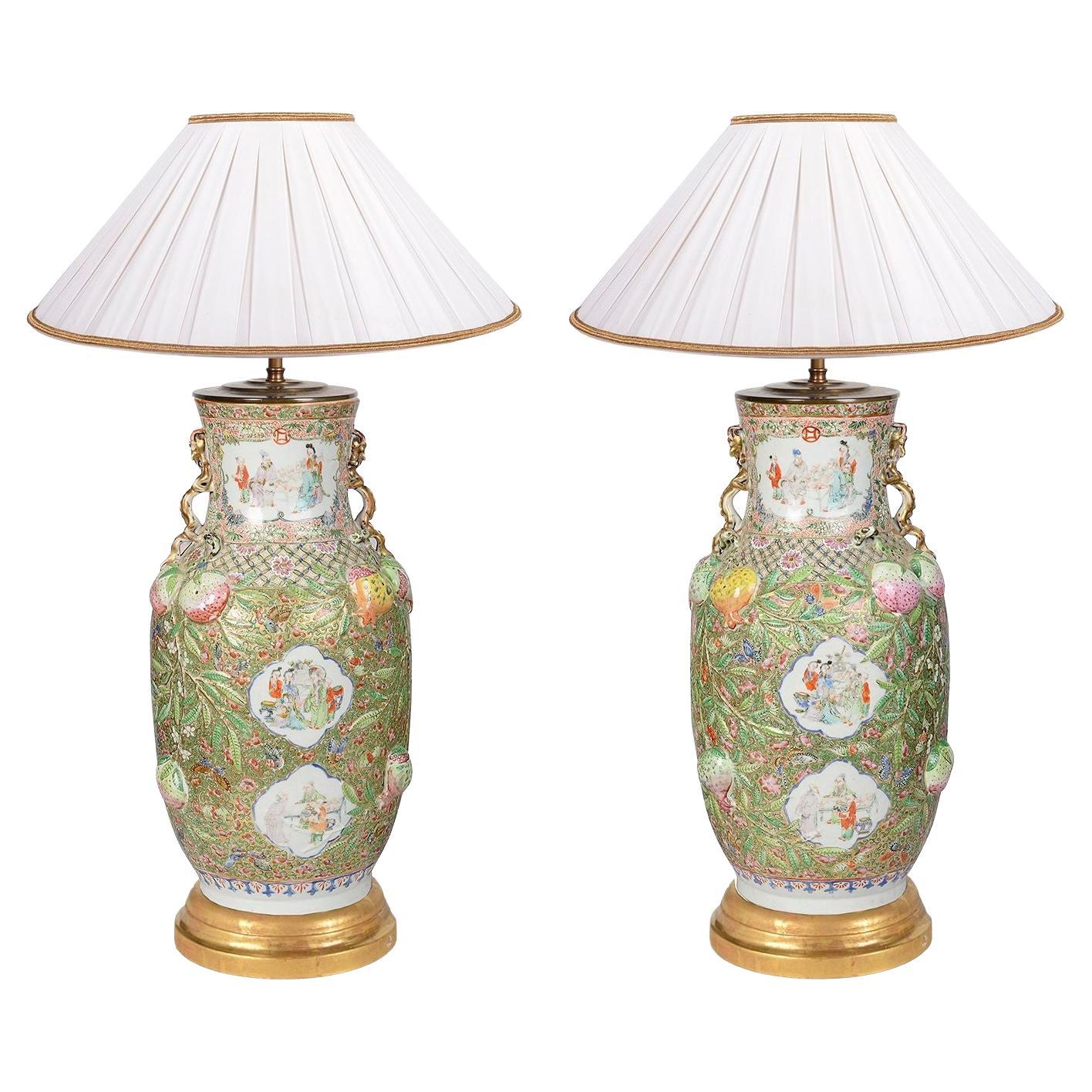 Paire de vases/lampes en porcelaine à médaillons de rose du 19ème siècle.