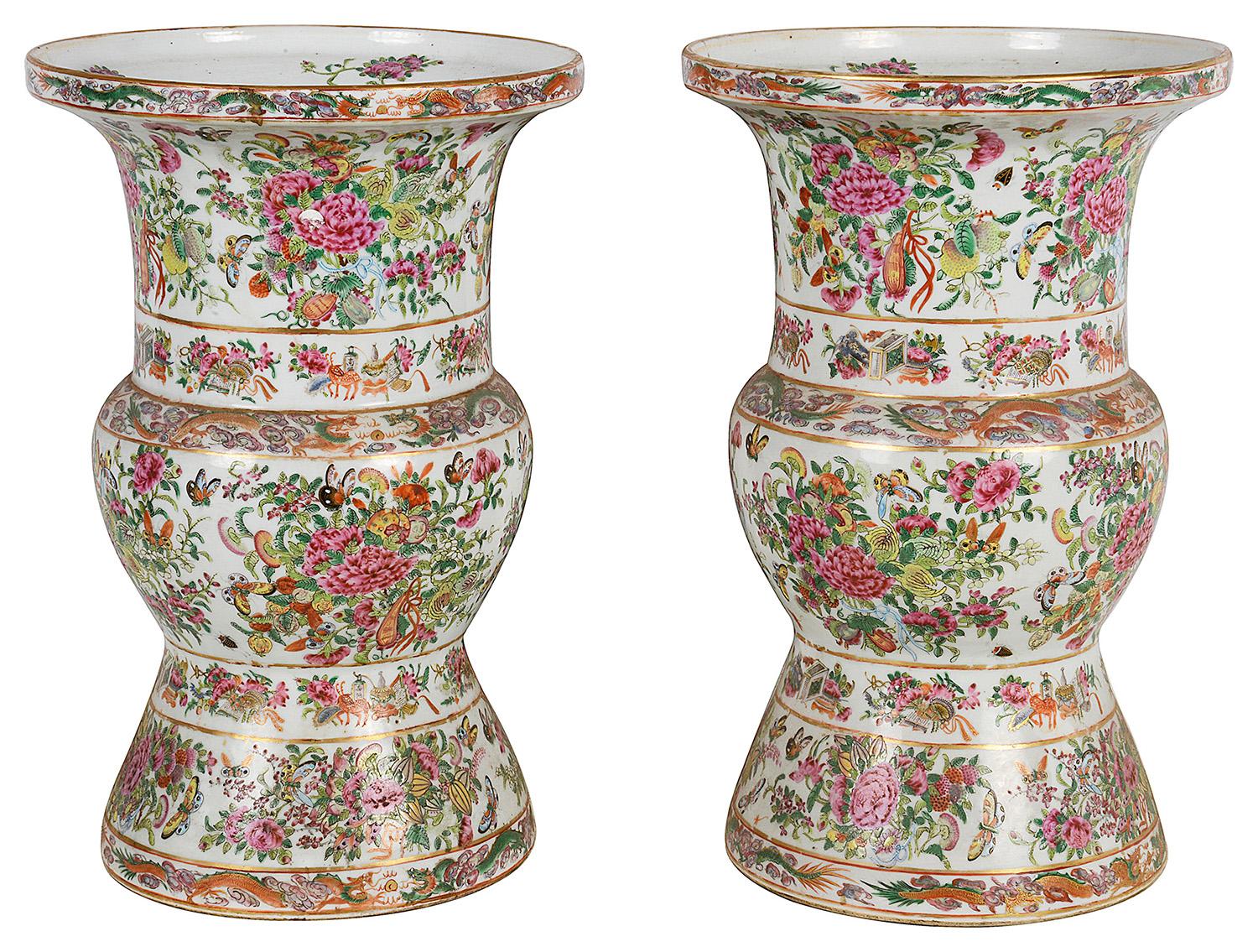 Une paire de vases / lampes cantonais du 19ème siècle de bonne qualité. Chacune avec un fond vert classique, une merveilleuse décoration florale exotique, des papillons et des oiseaux.
Les vases peuvent être transformés en lampes si nécessaire.