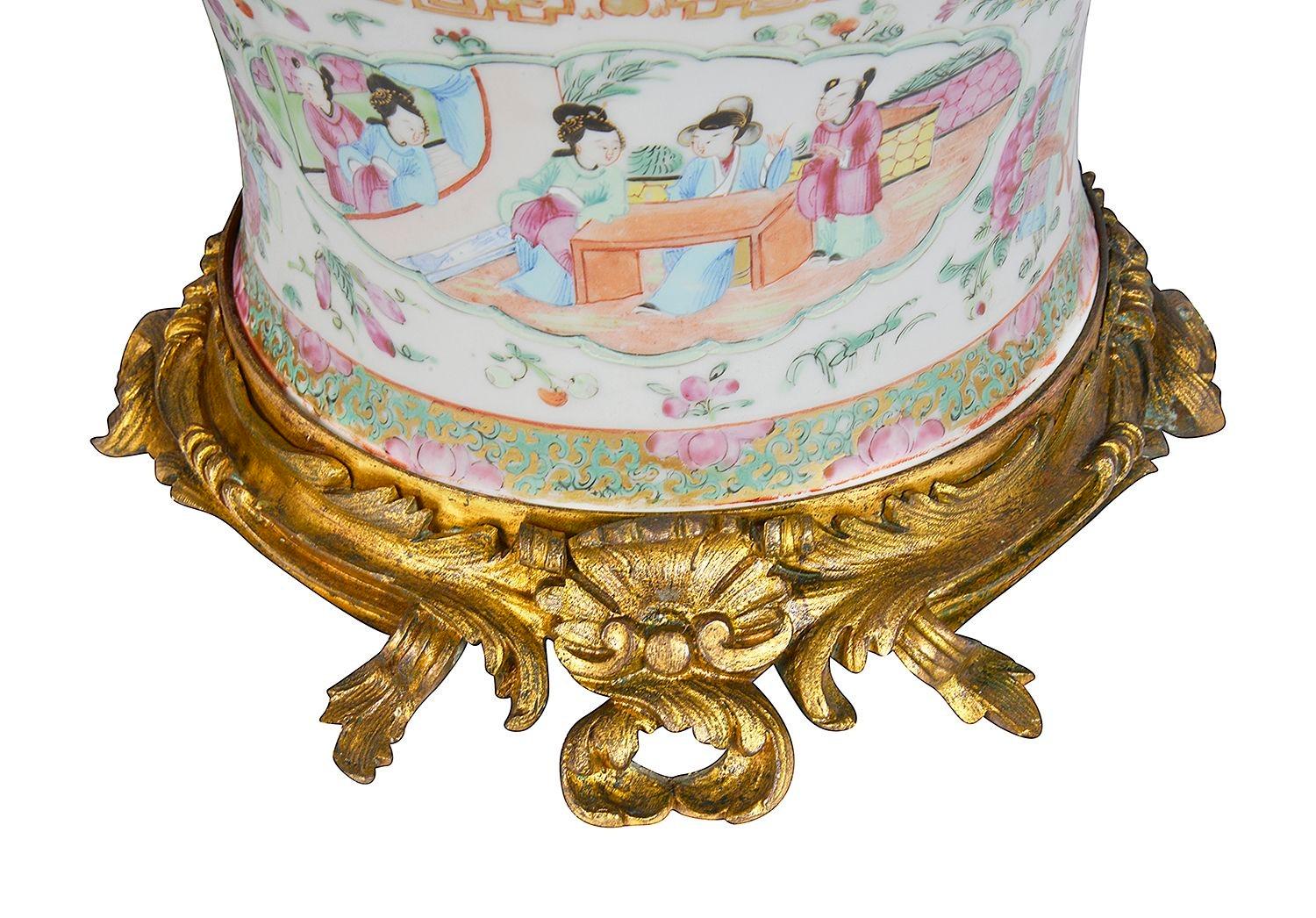 Paire de vases/lampes de très bonne qualité en forme de médaillon en rosace de Chine du XIXe siècle, avec des scènes classiques représentant divers courtisans, des montures dorées en forme de chien de foo et de lézard, sur des bases en bronze doré