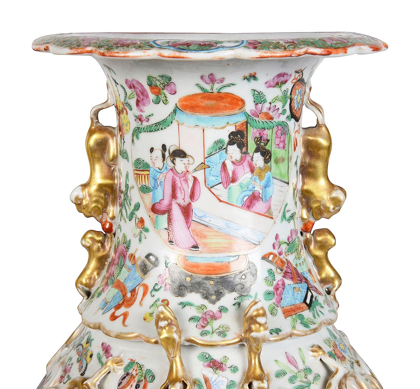 Chinois Paire de vases/lampes à médaillons roses du 19ème siècle en vente