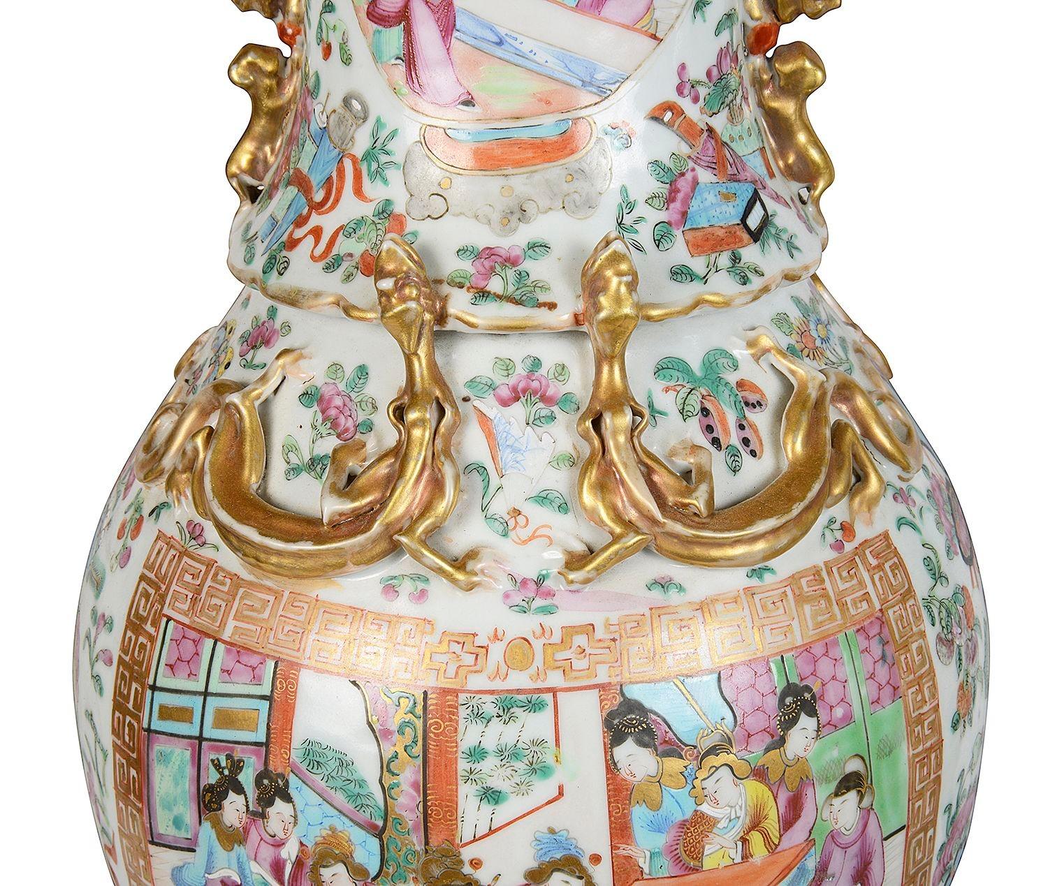 Fait main Paire de vases/lampes à médaillons roses du 19ème siècle en vente