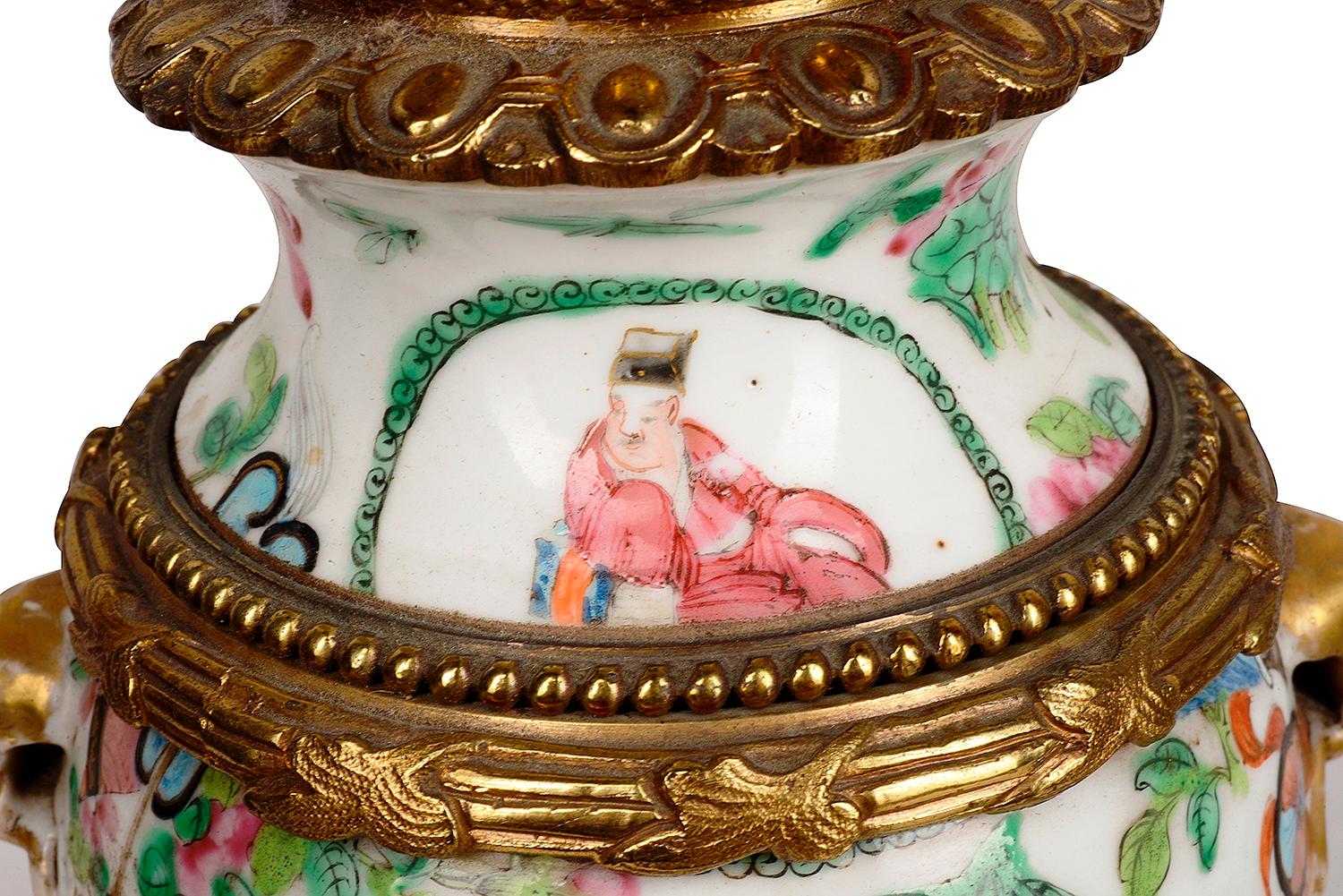 Peint à la main Paire de vases / lampes à médaillon en rose du 19ème siècle en vente