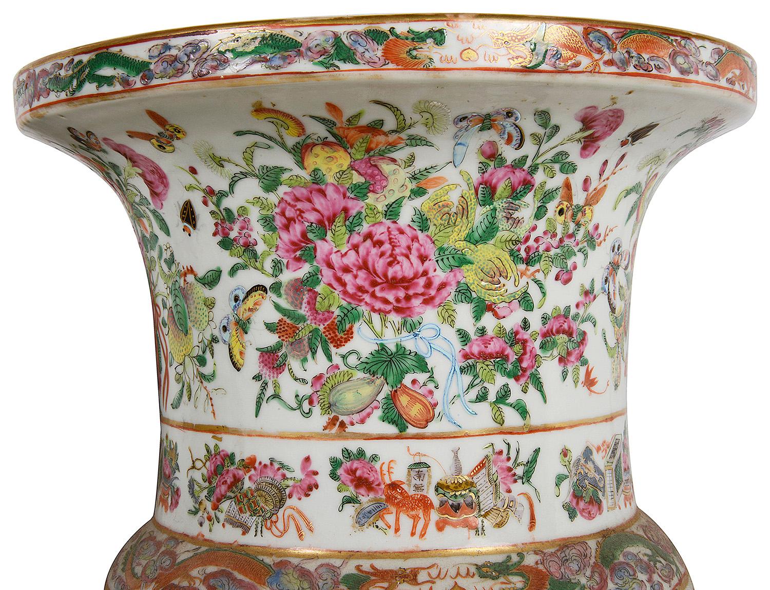 Peint à la main Paire de vases / lampes à médaillons en forme de rose du XIXe siècle en vente