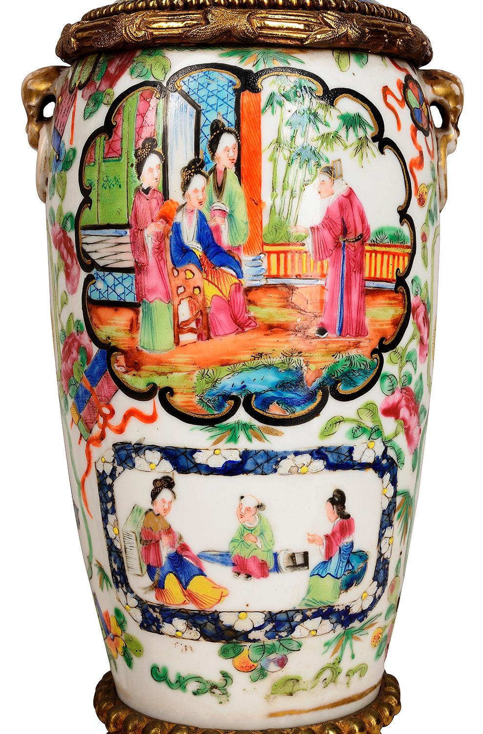 Paar Vasen/Lampen mit Rosenmedaillon aus dem 19 (19. Jahrhundert) im Angebot