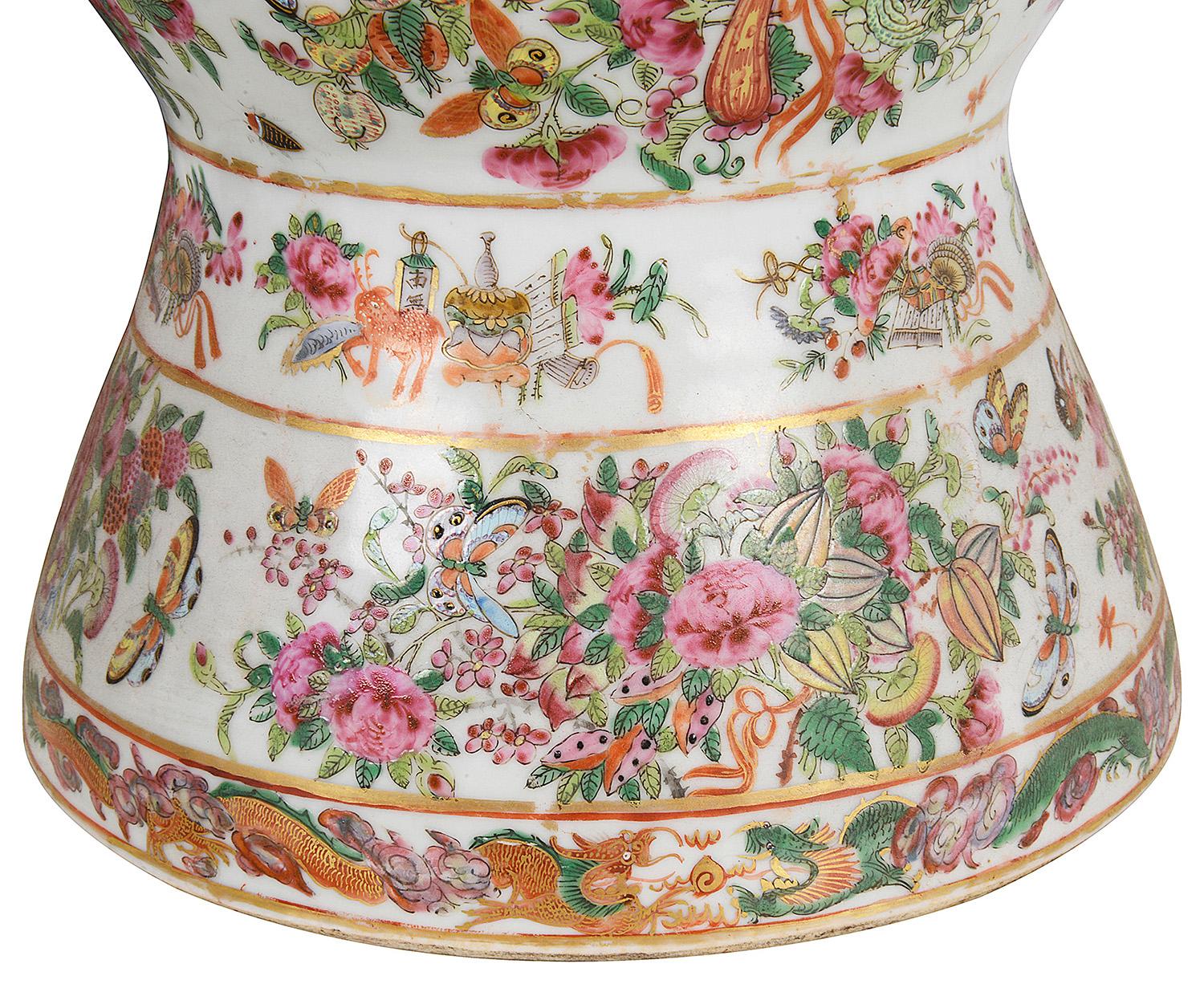 Porcelaine Paire de vases / lampes à médaillons en forme de rose du XIXe siècle en vente