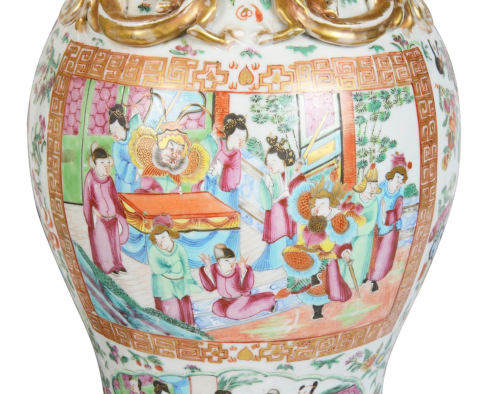 Porcelaine Paire de vases/lampes à médaillons roses du 19ème siècle en vente