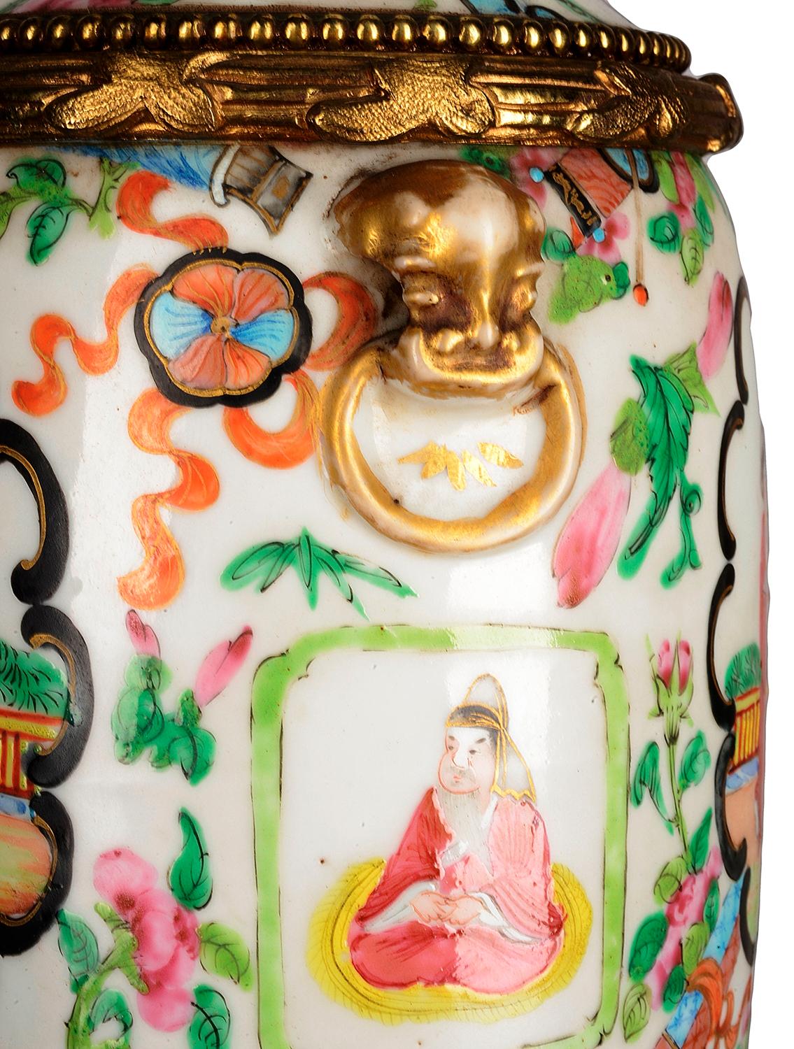 Paar Vasen/Lampen mit Rosenmedaillon aus dem 19 (Porzellan) im Angebot