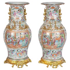 Paire de vases/lampes à médaillons roses du 19ème siècle