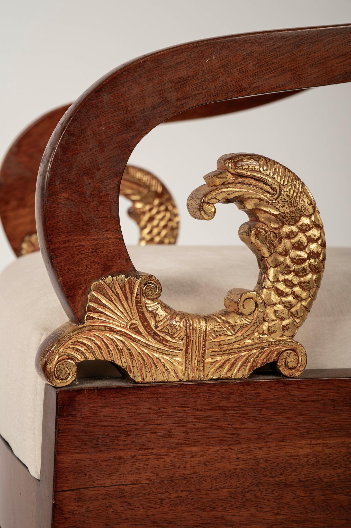 Coppia di poltrone neoclassiche russe del XIX secolo in mogano dorato, due coppie in vendita 4