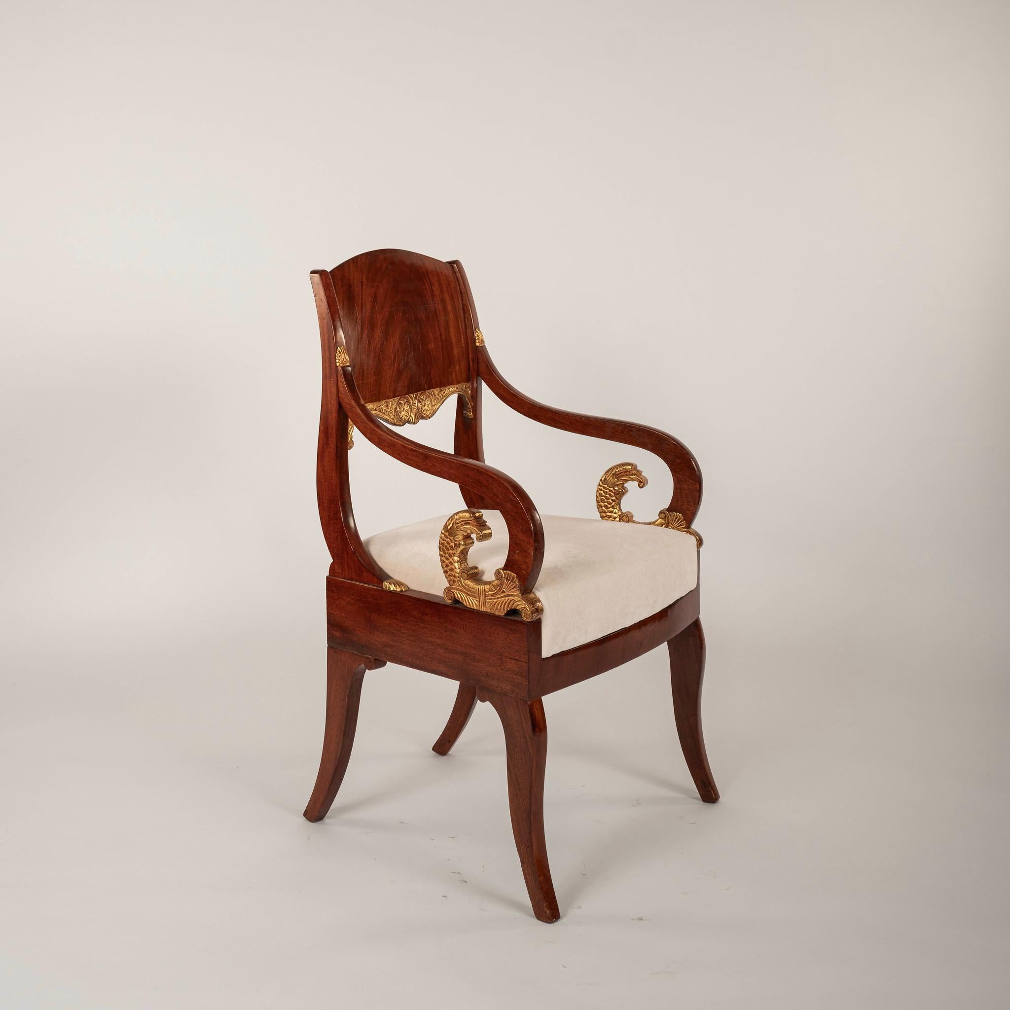 Russo Coppia di poltrone neoclassiche russe del XIX secolo in mogano dorato, due coppie in vendita