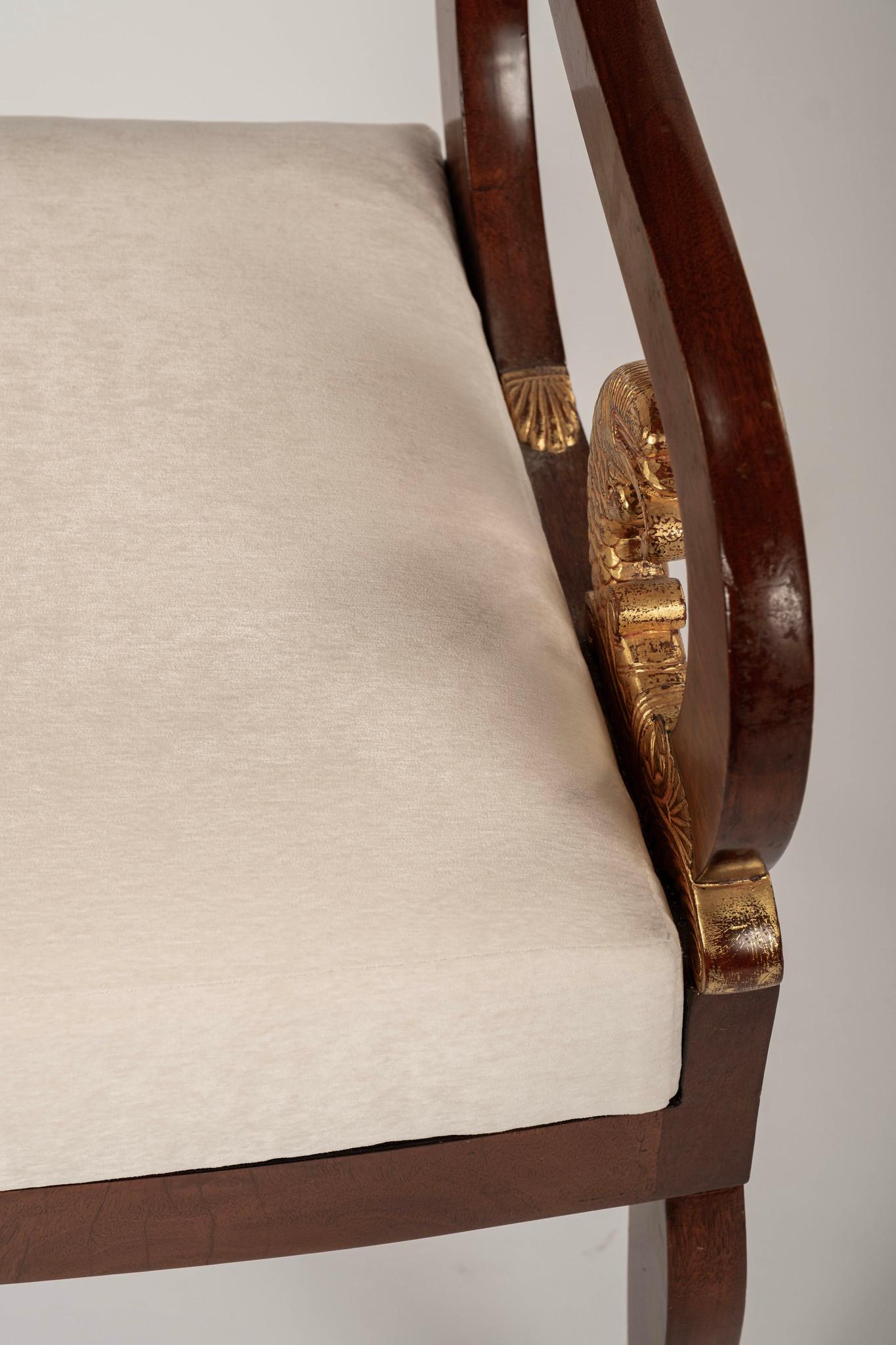 Coppia di poltrone neoclassiche russe del XIX secolo in mogano dorato, due coppie in vendita 2