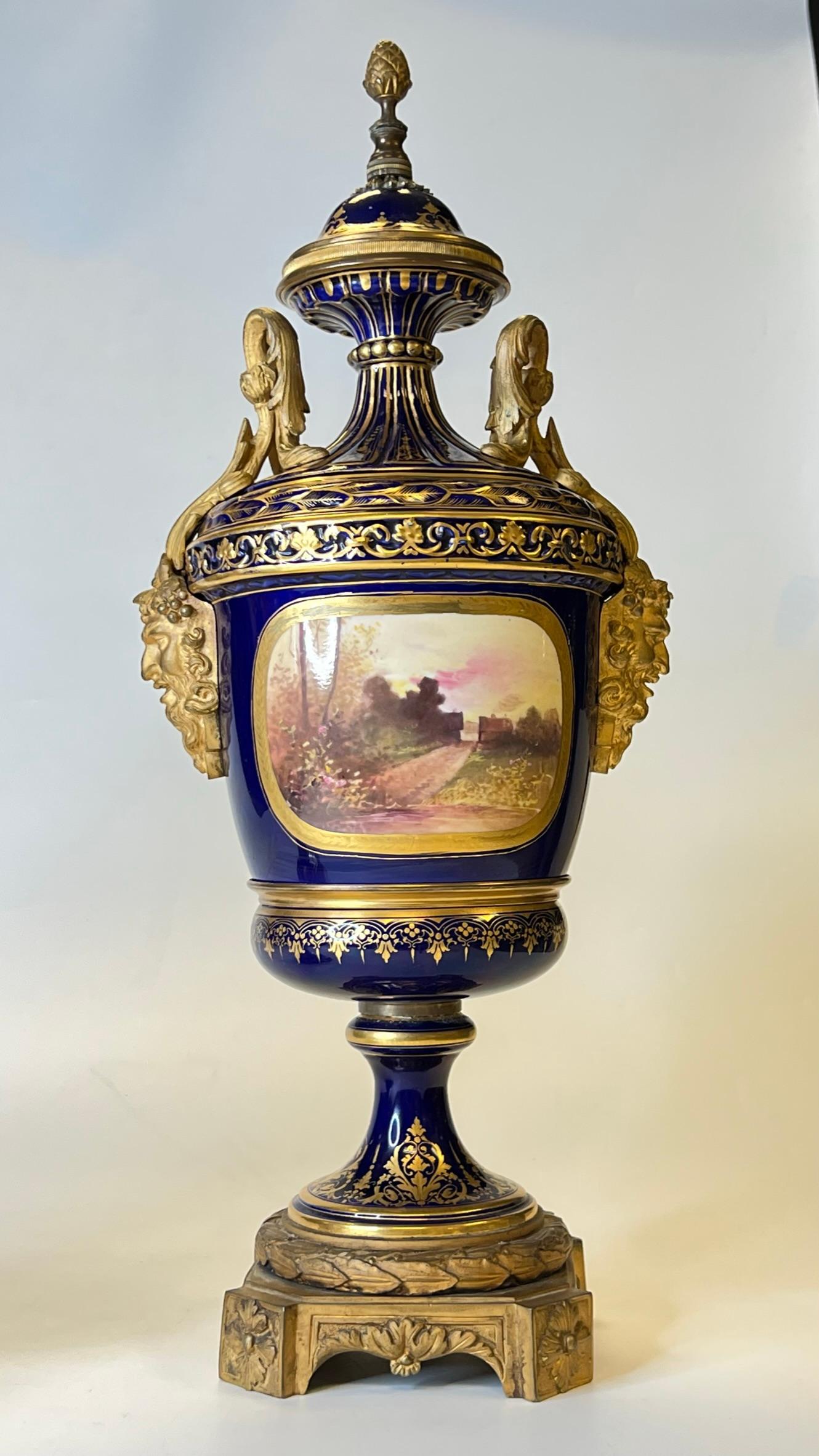 Doré Paire d'urnes montées en bronze doré de style Sèvres du 19ème siècle dans le style Louis XVI en vente