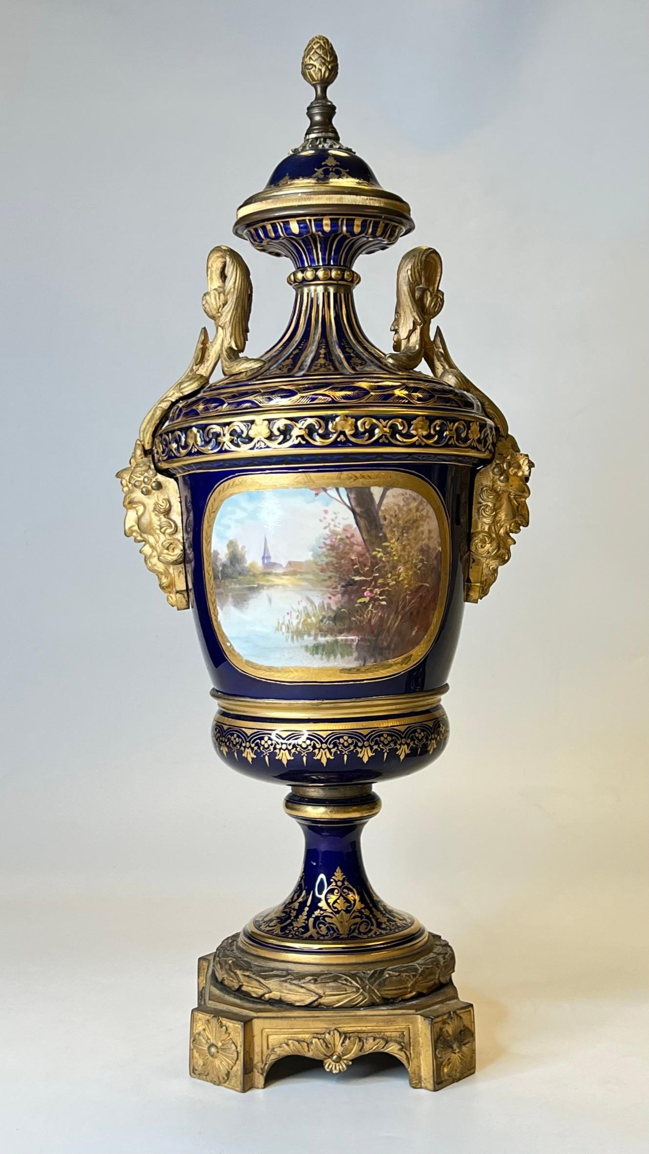 XIXe siècle Paire d'urnes montées en bronze doré de style Sèvres du 19ème siècle dans le style Louis XVI en vente