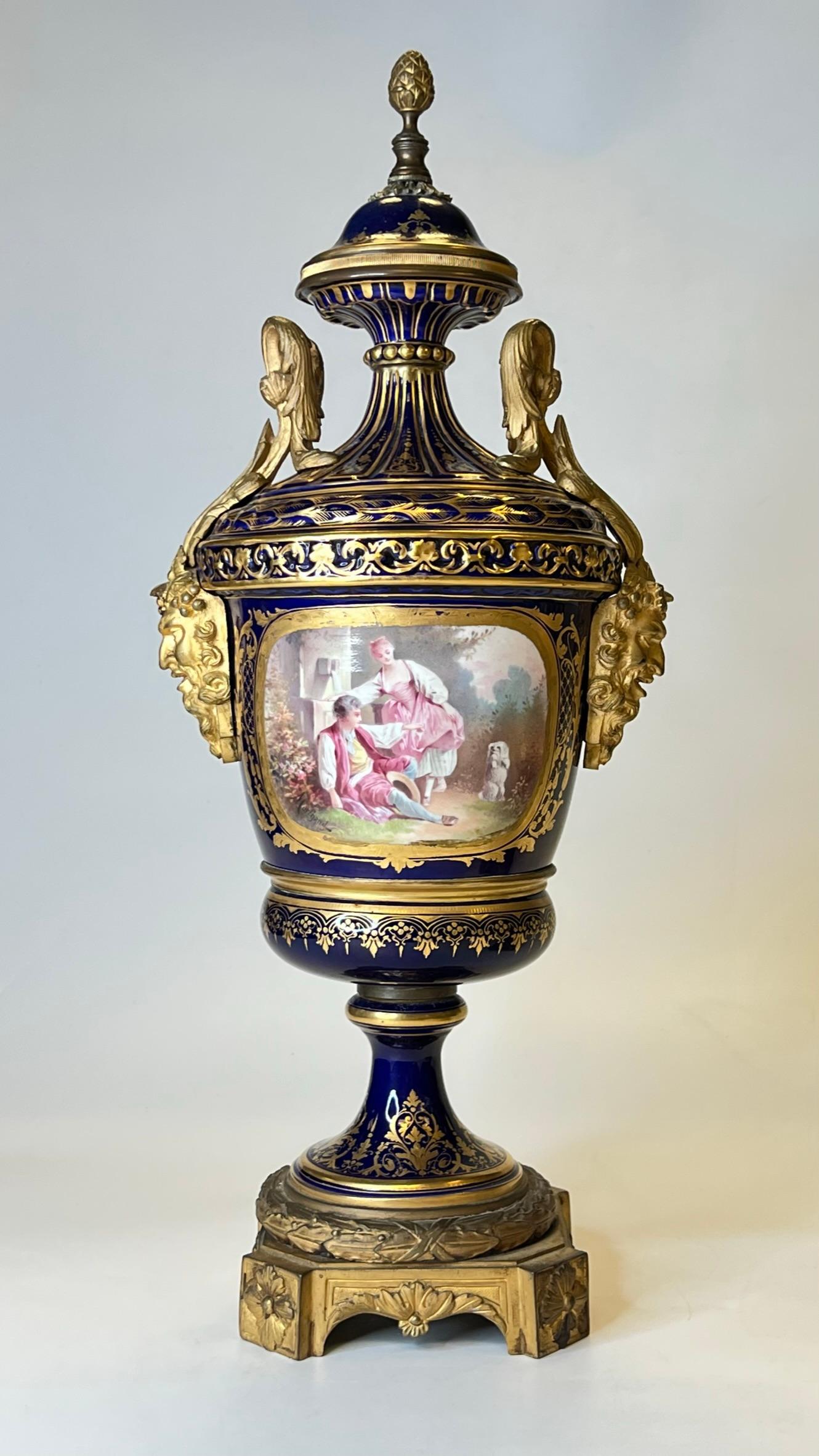 Porcelaine Paire d'urnes montées en bronze doré de style Sèvres du 19ème siècle dans le style Louis XVI en vente