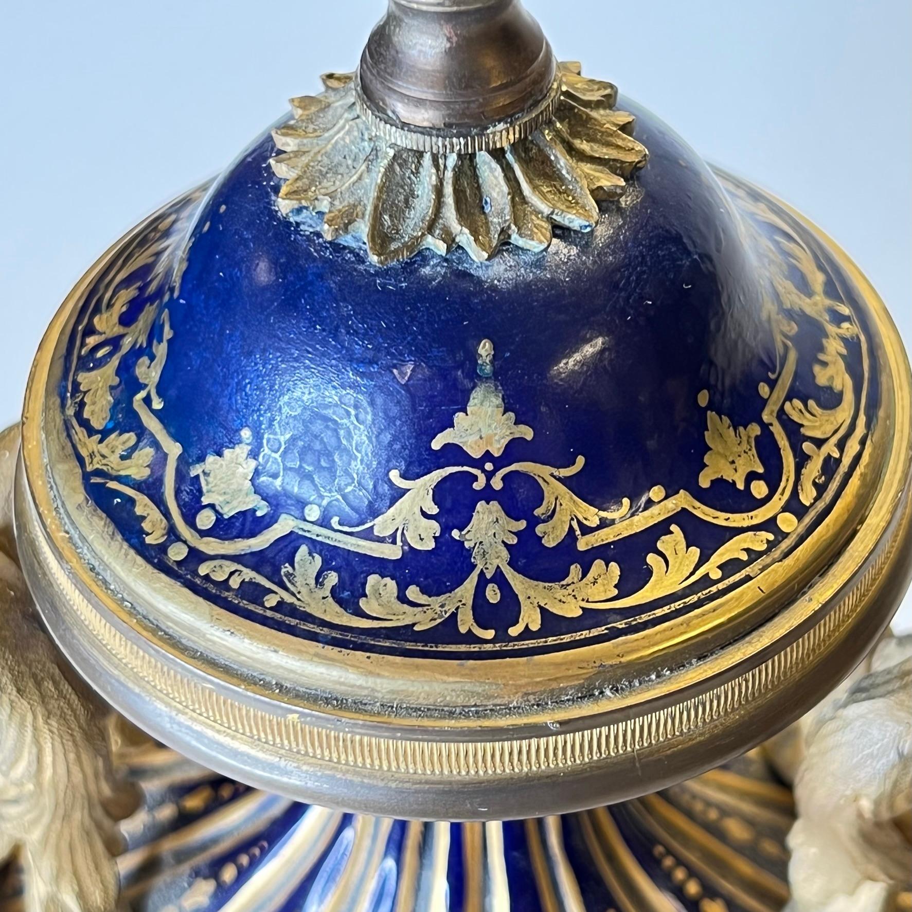 Paire d'urnes montées en bronze doré de style Sèvres du 19ème siècle dans le style Louis XVI en vente 2