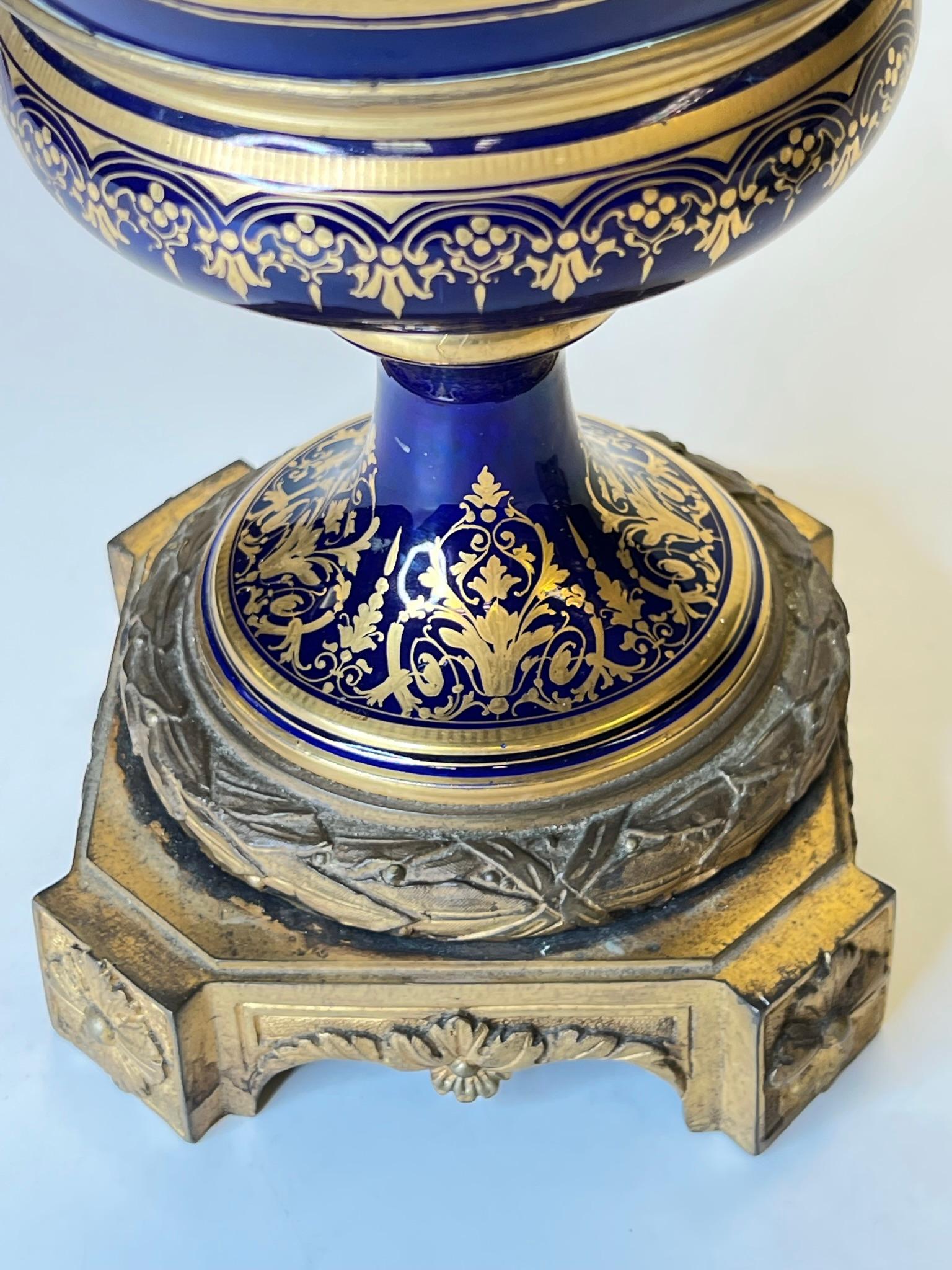 Paire d'urnes montées en bronze doré de style Sèvres du 19ème siècle dans le style Louis XVI en vente 3