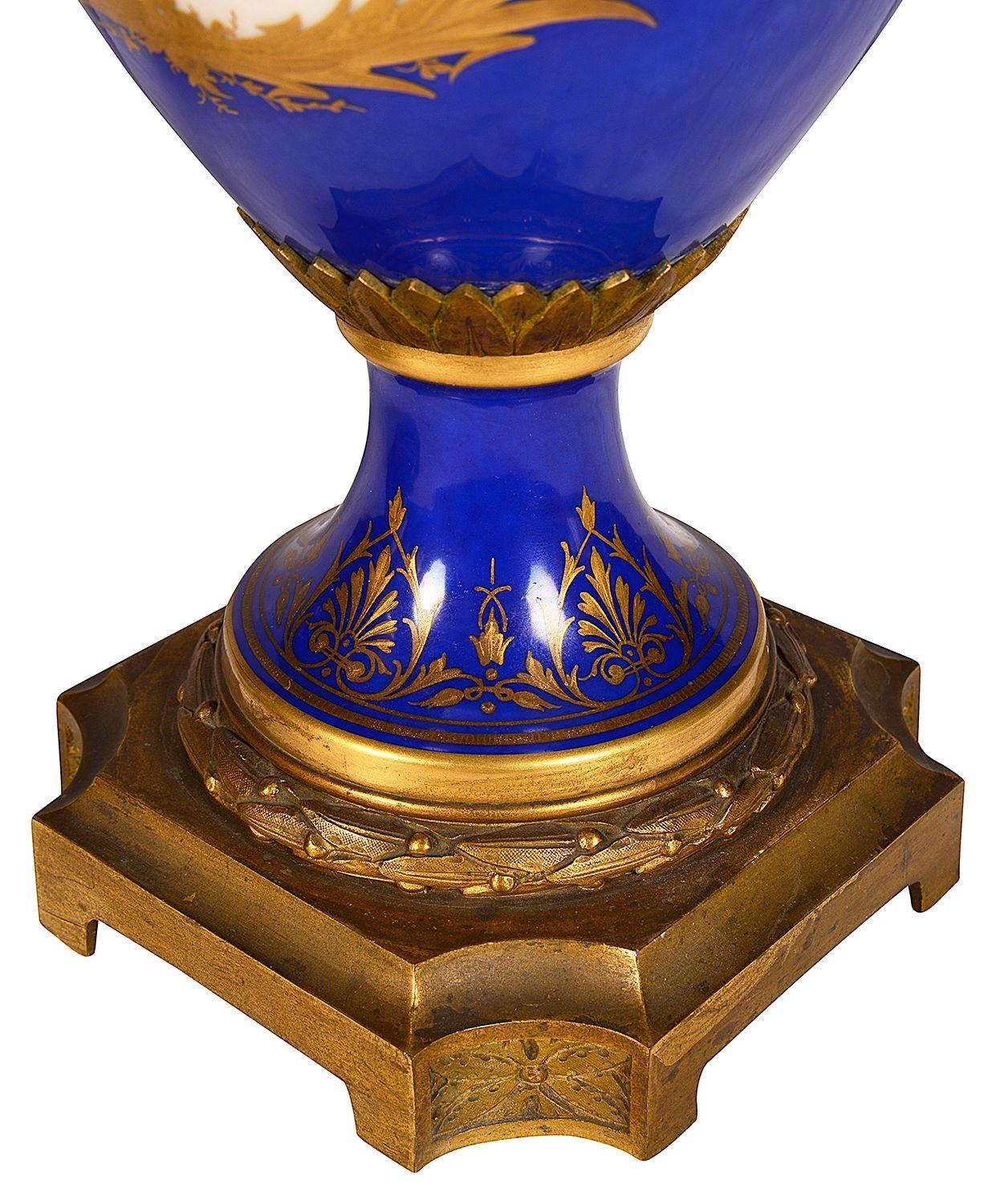 Paire de vases à couvercle de style Sèvres du 19e siècle. en vente 1