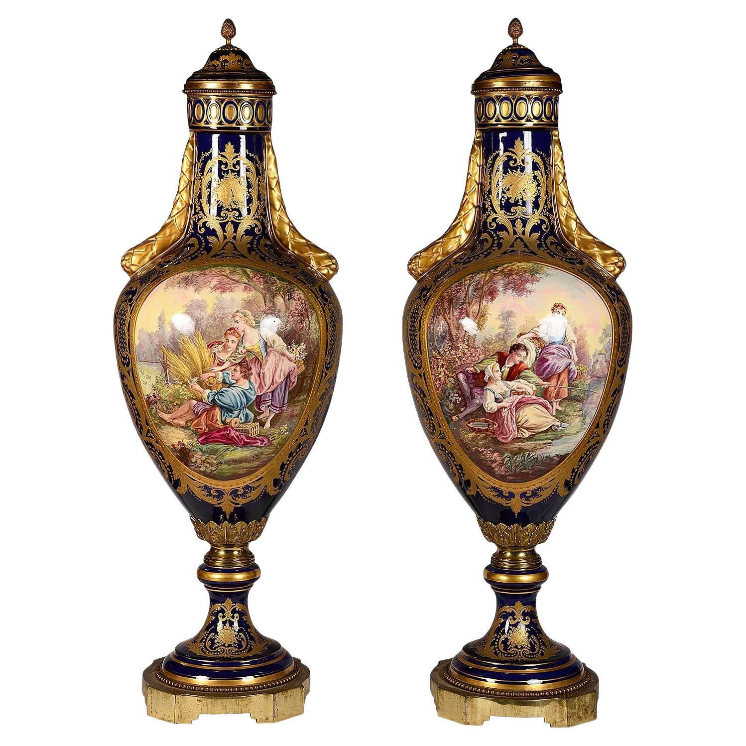 Pareja de jarrones con tapa estilo Sevres del siglo XIX.