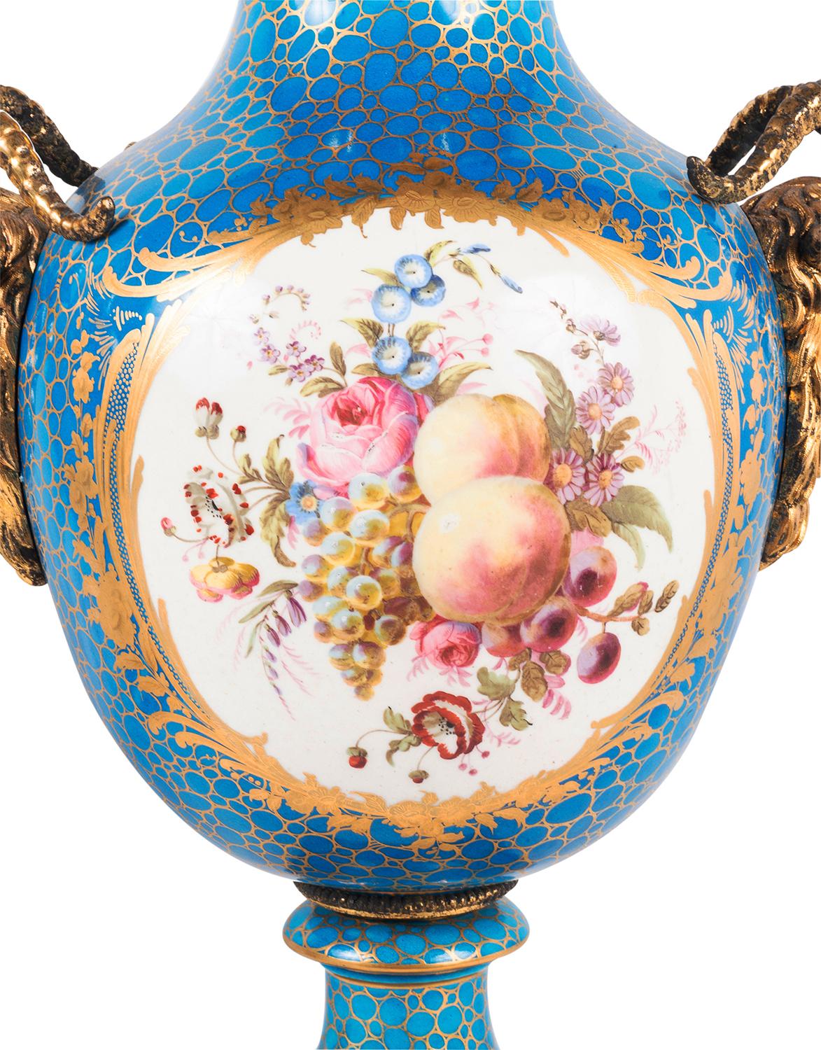 Paar Porzellanvasen im Sevres-Stil des 19. Jahrhunderts im Angebot 9