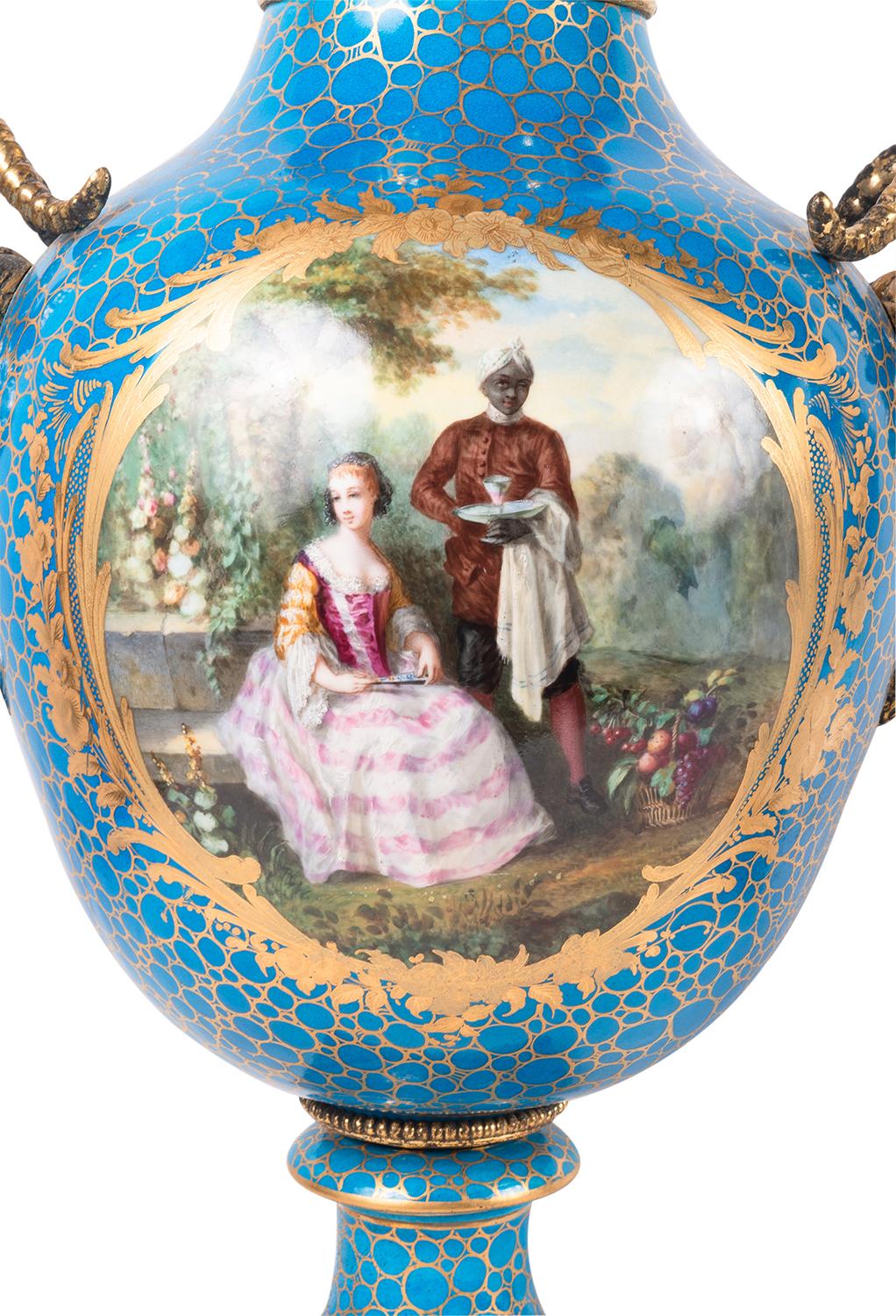 Paar Porzellanvasen im Sevres-Stil des 19. Jahrhunderts (Vergoldet) im Angebot