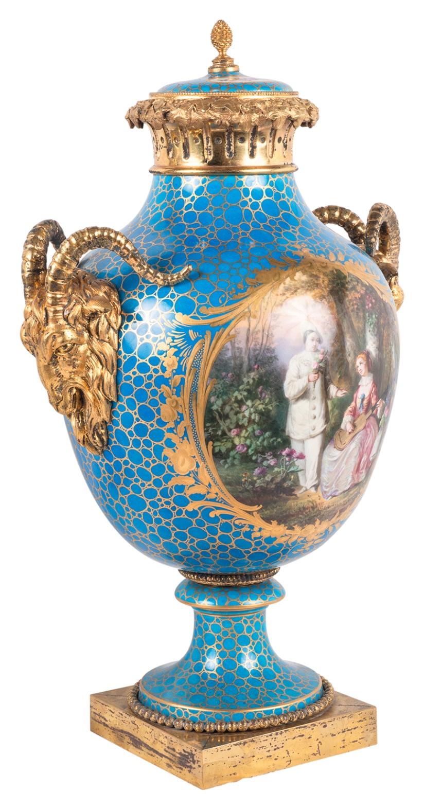 Paar Porzellanvasen im Sevres-Stil des 19. Jahrhunderts im Angebot 4