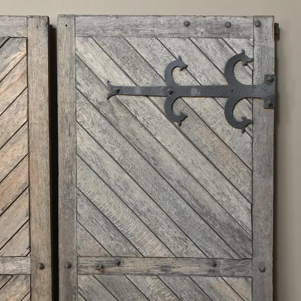 Paar Schränke aus massivem Eichenholz des 19. Jahrhunderts mit geschmiedeten Eisenschienen im Zustand „Gut“ im Angebot in Dallas, TX