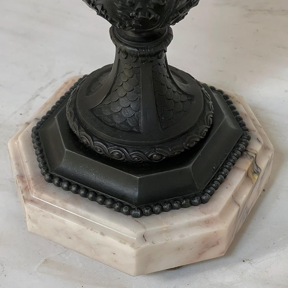 Paar Kaminsims-Urnen aus Zinn und Marmor aus dem 19. Jahrhundert ~ Cassolettes im Angebot 2