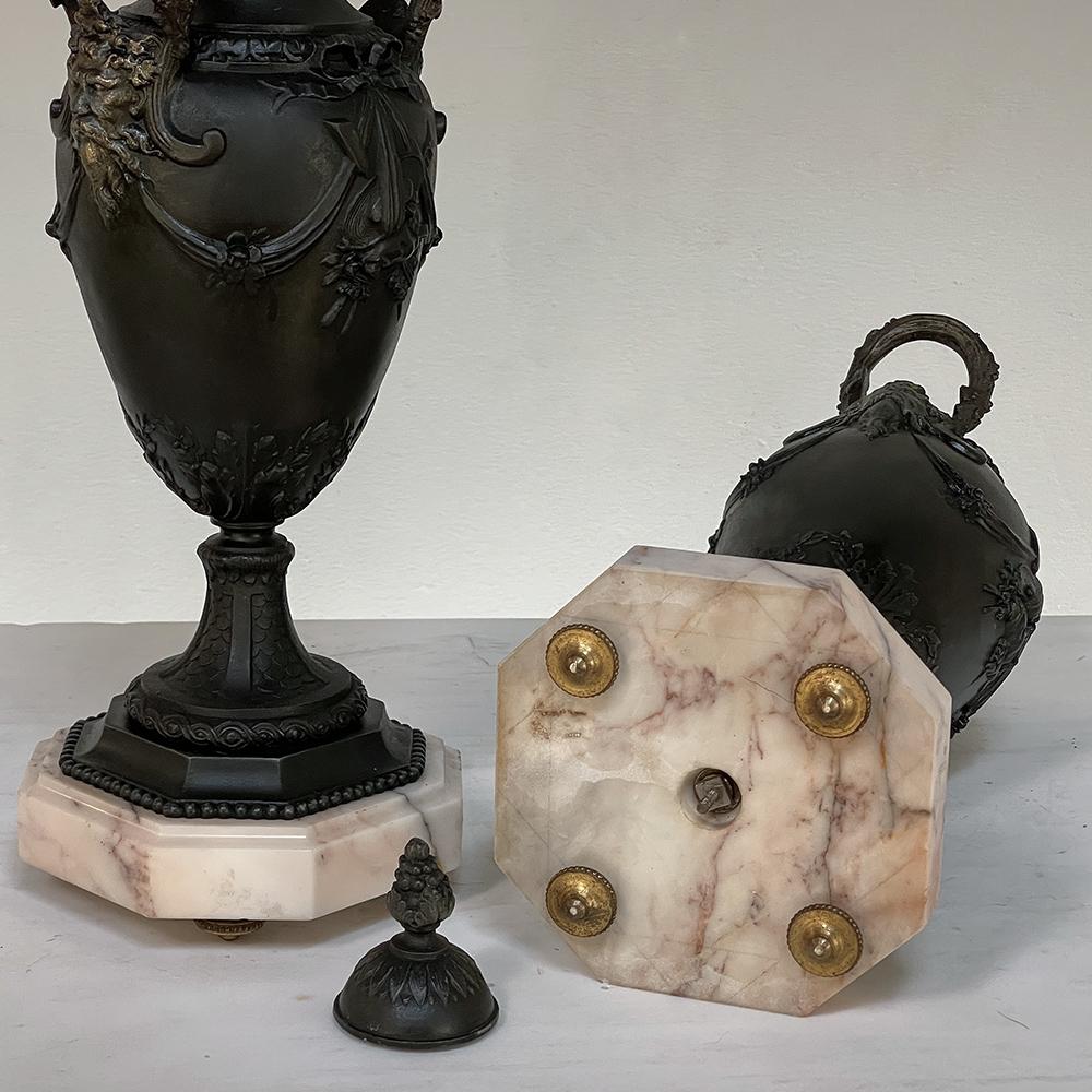 Paire d'urnes de cheminée en étain et marbre du 19ème siècle ~ Cassolettes en vente 12