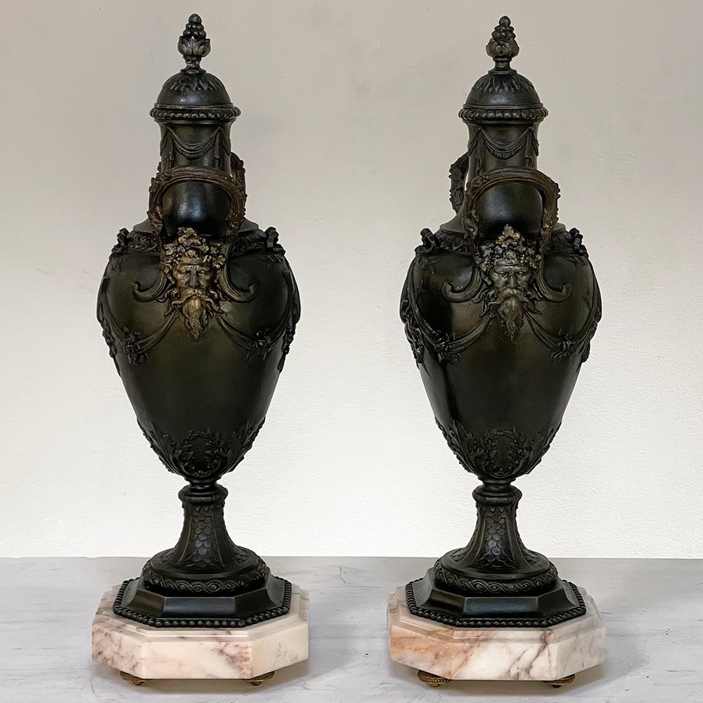 Paar Kaminsims-Urnen aus Zinn und Marmor aus dem 19. Jahrhundert ~ Cassolettes (Belle Époque) im Angebot