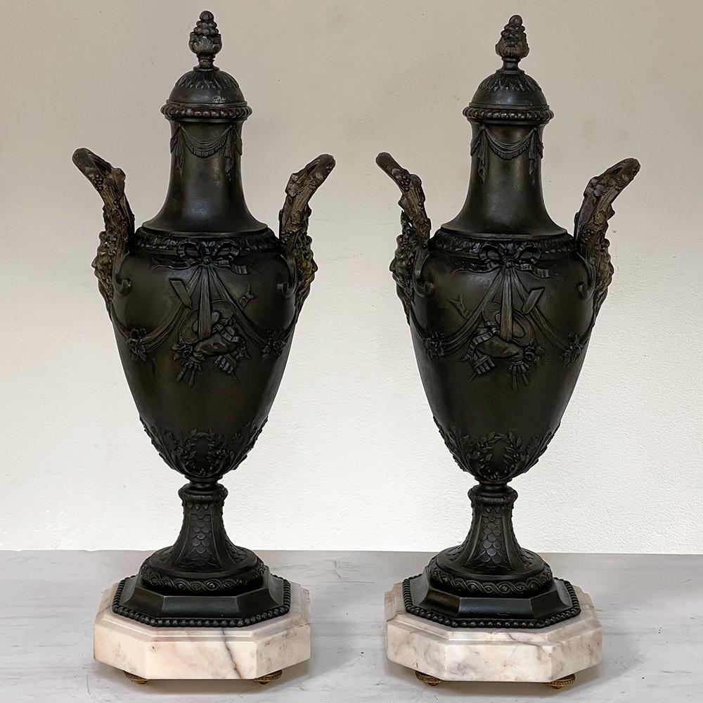 Français Paire d'urnes de cheminée en étain et marbre du 19ème siècle ~ Cassolettes en vente